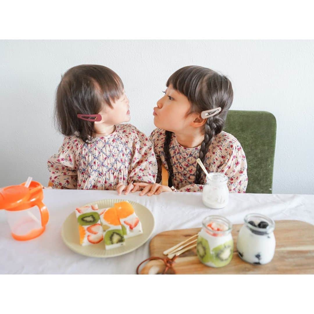 Kyooonさんのインスタグラム写真 - (KyooonInstagram)「牛乳寒天とフルーツヨーグルトを﻿ 長女と一緒に作りました🐮﻿ 次女もどんどん表情が豊かになってるなぁ♡﻿ ﻿ ﻿ 牛乳や乳製品で元気の輪を広げる助け合いプロジェクト『 #COWエール 』に参加します！﻿ ﻿ COWエールは日本に明るく元気なエールを届けるために立ち上げたプロジェクト💪﻿ #COWエール のハッシュタグをつけて“牛乳・乳製品を食べたり飲んだりする元気な姿”を 投稿すると、1投稿=10円分の支援となり最前線で闘う医療従事者の皆さんやコロナの影響で食糧不足に悩むご家族のもとへ支援団体を通して支援物資が送られます✨﻿ ﻿ ﻿ この投稿が少しでも力になれれば嬉しいな✨﻿ 是非みなさんも #COWエール を投稿して元気と笑顔を循環させてください🐮🧀😍💕﻿ ﻿ ﻿ 焼きカマンベールも美味しいよね🤤﻿ #COWエール#ミルクランド北海道#pr#姉妹#4歳差姉妹#姉妹お揃い#お揃いコーデ#リングコーデ﻿ ﻿」6月8日 20時31分 - fancykyon