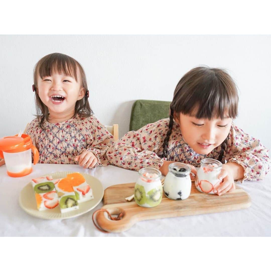 Kyooonさんのインスタグラム写真 - (KyooonInstagram)「牛乳寒天とフルーツヨーグルトを﻿ 長女と一緒に作りました🐮﻿ 次女もどんどん表情が豊かになってるなぁ♡﻿ ﻿ ﻿ 牛乳や乳製品で元気の輪を広げる助け合いプロジェクト『 #COWエール 』に参加します！﻿ ﻿ COWエールは日本に明るく元気なエールを届けるために立ち上げたプロジェクト💪﻿ #COWエール のハッシュタグをつけて“牛乳・乳製品を食べたり飲んだりする元気な姿”を 投稿すると、1投稿=10円分の支援となり最前線で闘う医療従事者の皆さんやコロナの影響で食糧不足に悩むご家族のもとへ支援団体を通して支援物資が送られます✨﻿ ﻿ ﻿ この投稿が少しでも力になれれば嬉しいな✨﻿ 是非みなさんも #COWエール を投稿して元気と笑顔を循環させてください🐮🧀😍💕﻿ ﻿ ﻿ 焼きカマンベールも美味しいよね🤤﻿ #COWエール#ミルクランド北海道#pr#姉妹#4歳差姉妹#姉妹お揃い#お揃いコーデ#リングコーデ﻿ ﻿」6月8日 20時31分 - fancykyon