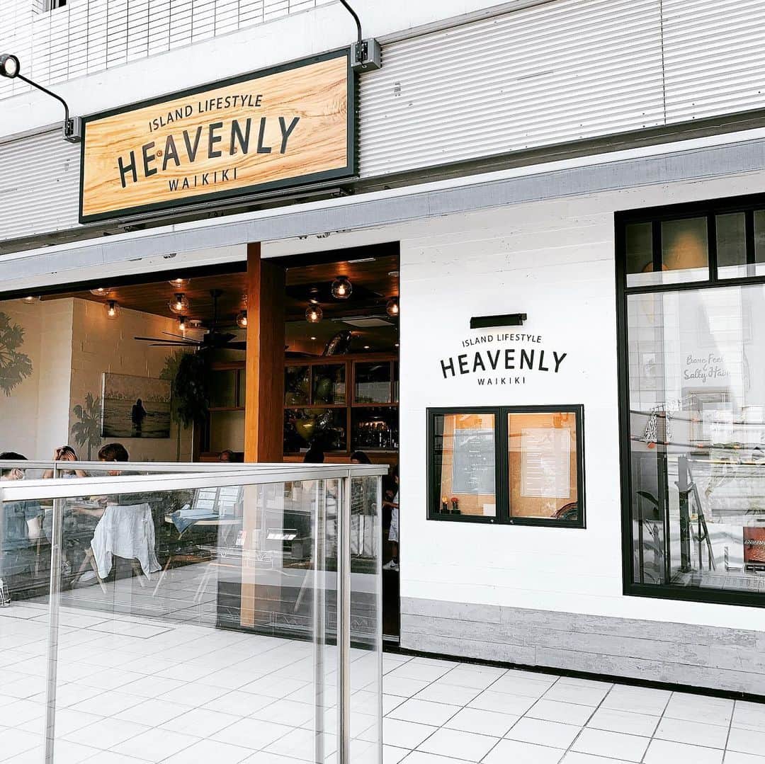 王理惠のインスタグラム：「代官山にHEAVENLYがOPEN㊗️🌴🎉風通し🙆‍♀️のゆったりとした空間で美知子さんとハワイアンデート🌺🥰冷製タヒニ坦々フォー美味しかった😋🙏」