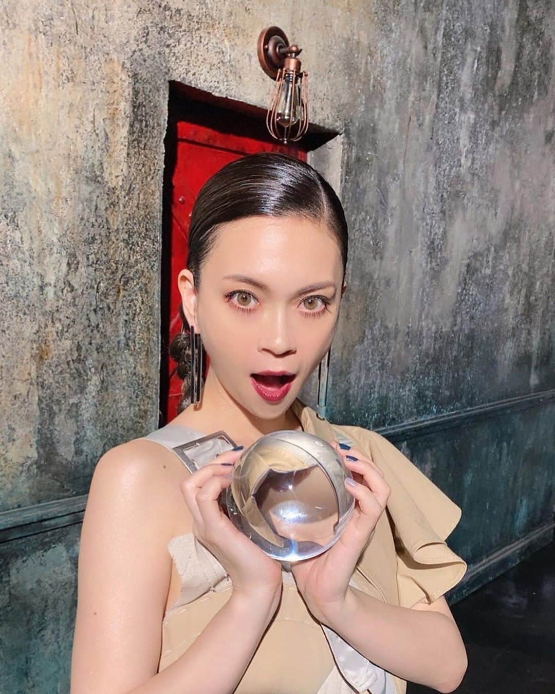 小柳ゆきのインスタグラム：「MVは来週YouTubeにて公開です！！ . 魅惑的なカルテットの皆様も加わりどんな仕上がりになるのか😊 . . . 皆様、一緒にドキワクしながら待ちましょうね🔮 . . #mv #SPHERE #デーモン閣下 #潤ちゃん #小柳ゆき」