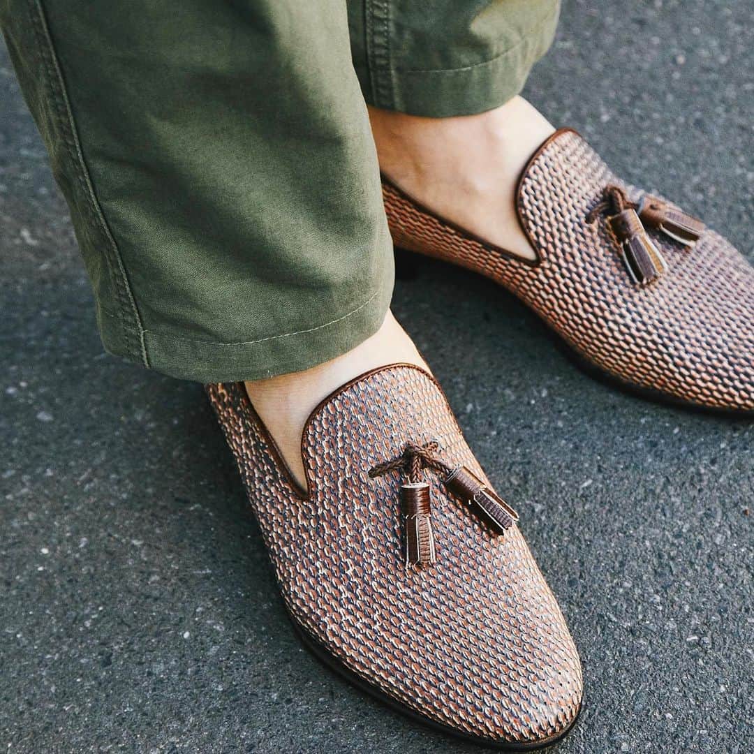ユニオンインペリアルのインスタグラム：「. UNIONIMPERIAL -MITSUKOSHI ISETAN model- art. U1916 material: ECCO leather デンマークのECCO leather社が開発した見る角度によって色が違ってみえる不思議なレザーです。 @eccojapan  @eccoleather  Last: S51-3E 後方屈曲木型　足なりの新設計 Made in Japan  #unionimperial  #ユニオンインペリアル  #isetanmens  #isetanshinjuku  #伊勢丹新宿店  @isetanmens  @isetanmens_shoes  #eccoleather  #unionroyal  #ユニオンロイヤル  #madeinjapan  #日本製  #tasselloafers  #loafers  #ローファー  #ローファーコーデ  #足元倶楽部 #menshoes  #mensfashion  #mensstyle  #shoegazing  #shoegazingblog  #shoestagram  #shoelover  #革靴  #レザー #革 #紳士靴  #革靴好きと繋がりたい  #足元倶楽部」