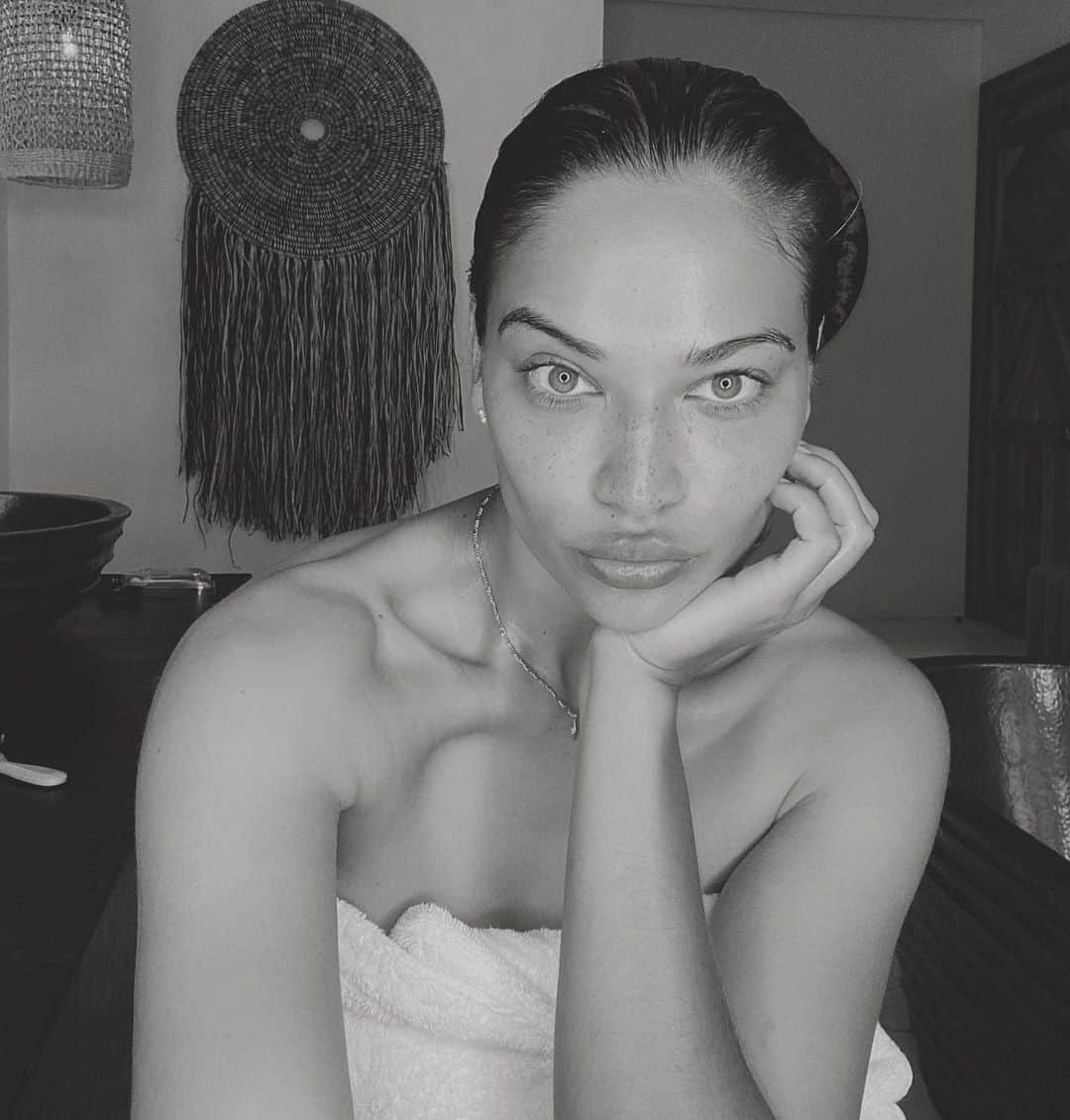 シャニーナ・シャイクのインスタグラム：「With education and  the use of our powerful voices we CAN change the perception of how individuals choose to  see the world.  As we slowly move back into the form of normality in the social land,  please remember black lives isn’t just a moment…..its a MOVEMENT.  I hope we continue to learn and  educate our families, friends and work colleagues. Use your voice to help those who are in need.  Let’s see people  for all the beautiful colours they can possess. 🙏🏽❤️」
