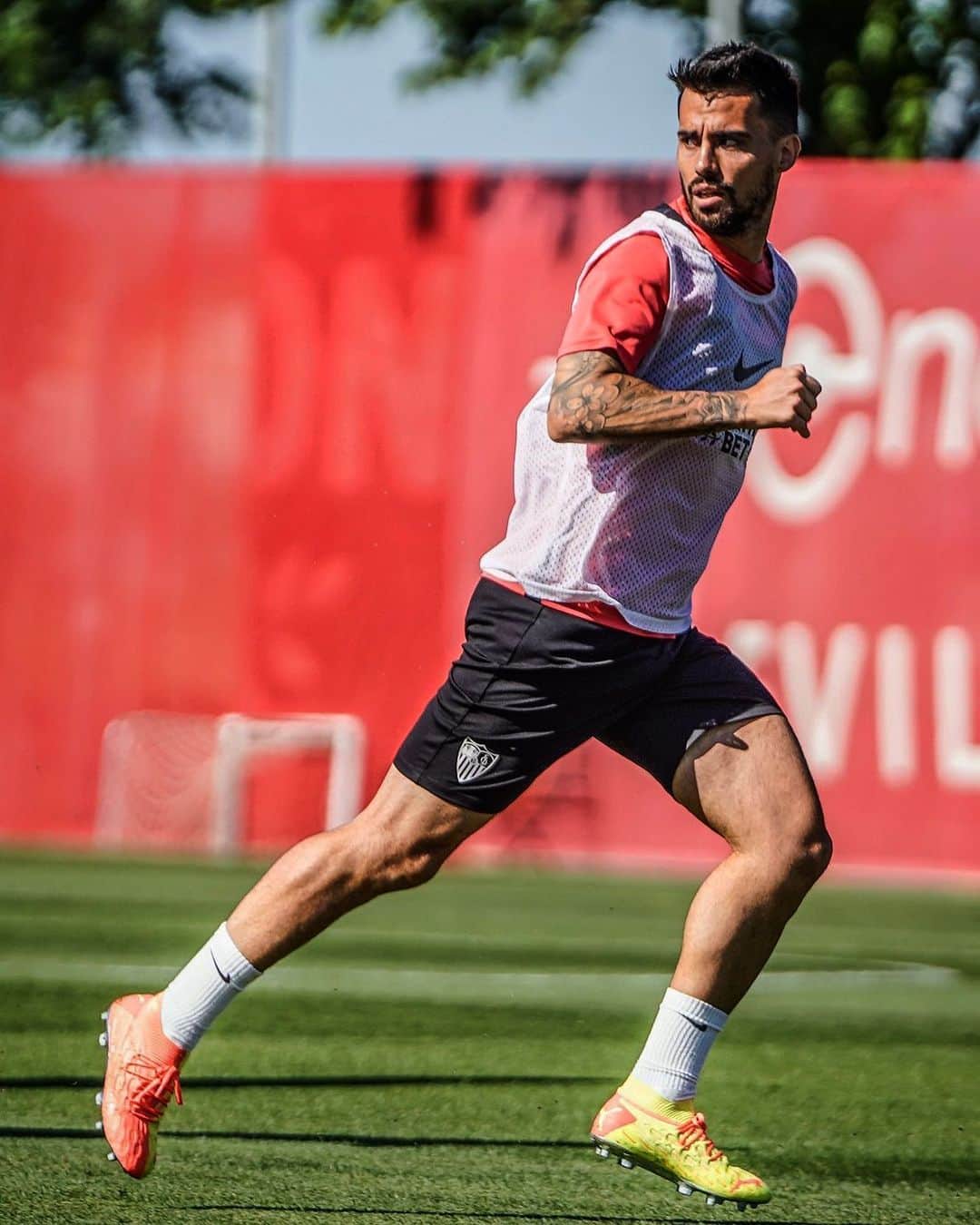 ヘスス・フェルナンデス・サエスのインスタグラム：「¡Que poquito queda! #DerbyTime 🔥 @sevillafc」