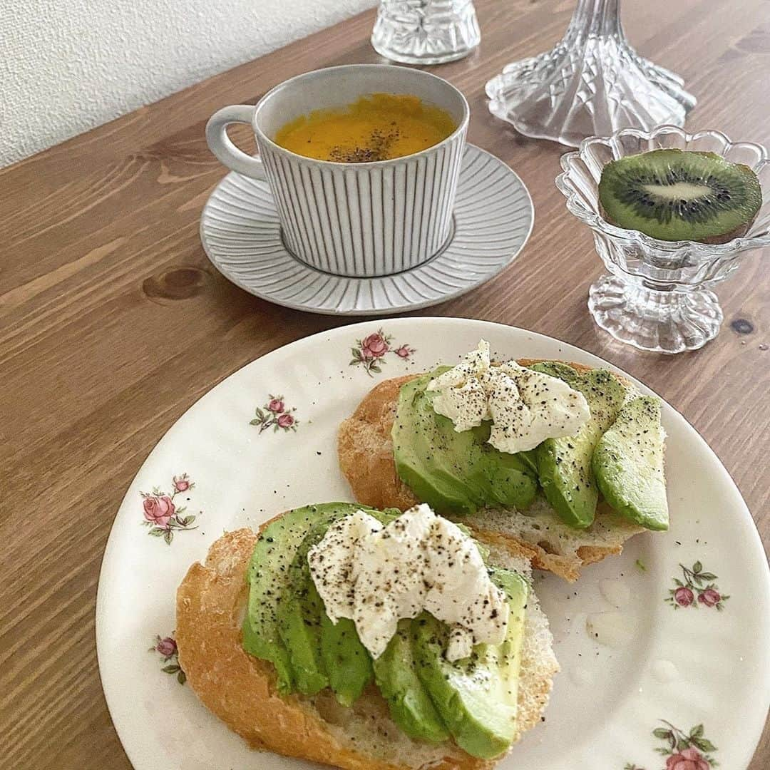 PATRA magazineさんのインスタグラム写真 - (PATRA magazineInstagram)「6/8❤︎「おうちカフェで作りたい”アボカドフード”レシピ🥑💕」⠀ .⠀ 美味しくて、栄養たっぷりのアボカド！⠀ ダイエットや、腸内環境改善にオススメ✨⠀ ⠀ 体調管理に最適なアボカドは、お洒落なメニューで取り入れよう🍽⠀ 鮮やかな緑色が、料理をより一層美味しそうに見せてくれるよ！⠀ ⠀ 手軽に作れるのはトーストアレンジ🍞⠀ 余裕がある時は、最近人気のアボカドカレーに挑戦してみてはいかが🍛？⠀ ⠀ アボカドアレンジで、料理がもっと楽しく美味しくなること間違いなし🥑♥⠀ .⠀ .⠀ Thank you 🌹 ⠀ @yk.th⠀ .⠀ .⠀ 今女の子の中で流行っているコトやITEMがあればPATRAをタグ付けして教えてね❤︎⠀ 皆さんのすてきな投稿をぜひ紹介させてください！⠀ .⠀ .⠀ #PATRA #おうちタイム #おうち時間 #アボカド #アボカドフード #アボカドトースト #アボカドカレー #アボカドレシピ #カフェご飯  #カフェ活 #カフェ好き #スイーツ好きな人と繋がりたい #カフェ好きな人と繋がりたい #おうちごはん #おうちcafe #うちカフェ #家カフェレシピ #家カフェ #カフェ風」6月8日 21時00分 - patra__jp