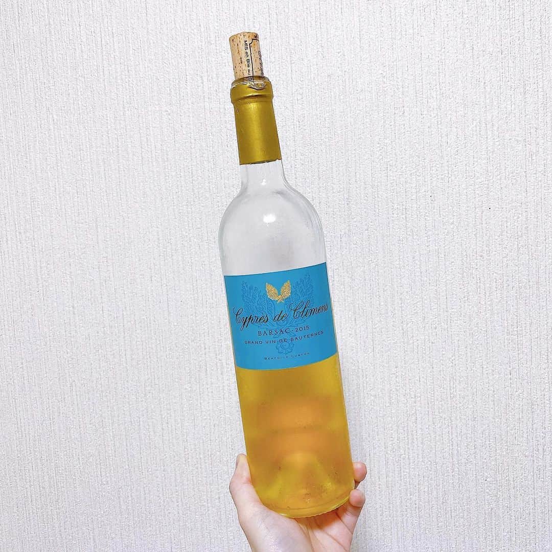 鈴木芳奈のインスタグラム：「誕生日プレゼントでいただいた私の好きなアイスワイン🍾 今日も一杯いただくか。  #アイスワイン #お酒 #ちょびちょび飲みます  #なかなかなくならない  #ワインを家で飲むなんて大人だな〜  #貴腐ワインが好きです #大人の時間」