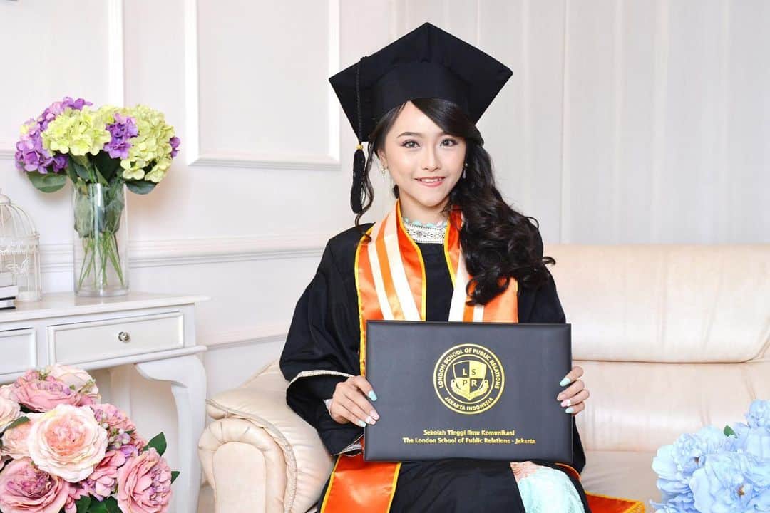 ロナ・アングラエニのインスタグラム：「#wisudaldr2020 Yang tahun ini seharusnya wisuda tapi jadi gabisa wisuda, tenanggg. Kalian masih bisa foto kayak gini gaes 😆👍 . . Oke oke ini terakhir kok flashback foto wisudanya 😅」
