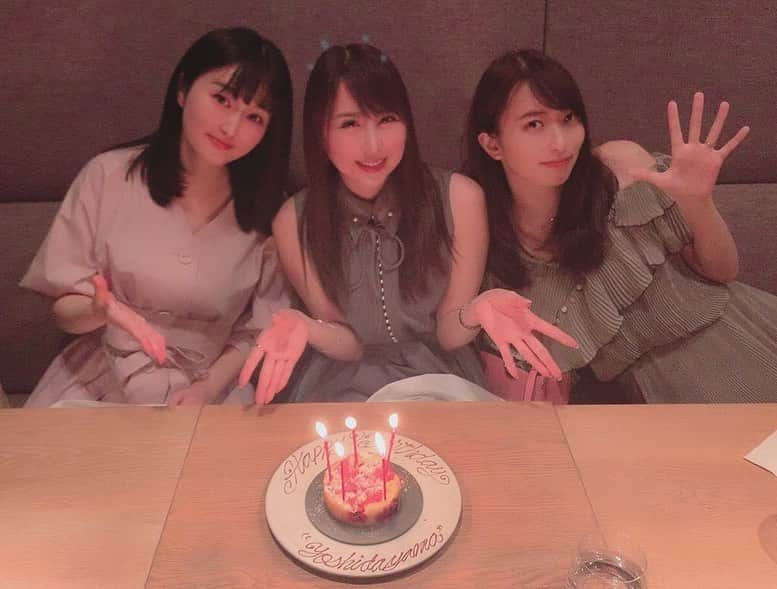 吉田早希のインスタグラム：「わあああい🙌  という事でお誕生日をもちまいにお祝いして貰いましたあ🎂🥺💕 もっちーに「プレゼント何が良い？」って聞かれて「割り勘で良いから美味しい物を食べに行く機会🥺」って答えたら  マメさ全1のまいまいが予約してくれて、L'ASさんに連れてってくれたよ〜🍽✨ ほんとに割り勘のつもりだったから、調子に乗ってワインのペアリングまでお願いしてたら  二人に奢って頂いて…恐縮です！  美味しかったよおおお！！！ ありがとうございました😭😭👏👏 ゆっくりとコースで頂く料理とお酒は、美味しさはもちろん、みんなで話しながら過ごす時間だとか、空間とか、  むしろお店に行き着くまでの食べログ見たり、洋服選んだりアクセサリー選んだりの支度とかまで全部引っくるめて好きなんじゃ…🥳 おうち時間も大好きだったけど、おそと時間も良いね。  そんなこんなで無事に32歳を迎えられたのも、ひとえに応援して下さる皆さんがいるからです！！ 今年の吉田早希も宜しくお願い致します！！！🙇‍♀️❤︎」