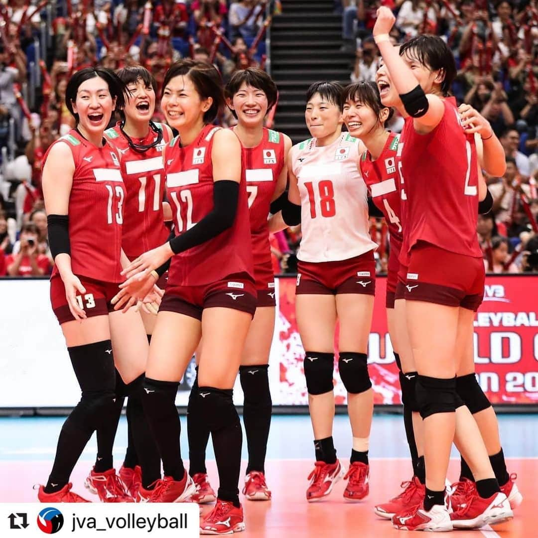 荒木絵里香さんのインスタグラム写真 - (荒木絵里香Instagram)「【Post by All-Grip) @jva_volleyball with ・・・ 【みんなでつなごう笑顔のボール】 2019シーズンの #火の鳥NIPPON の笑顔😍 その⑩  #奥村麻依 #鍋谷友理枝 #佐藤美弥 #石井優希 #山岸あかね #新鍋理沙 #荒木絵里香 #古賀紗理那  #みんなでつなごう笑顔のボール #バレーボールの笑顔 #みんなの笑顔 . #バレーボール #バレー #バレー部 #ビーチバレーボール #ビーチバレー」6月8日 20時54分 - erika_araki_official