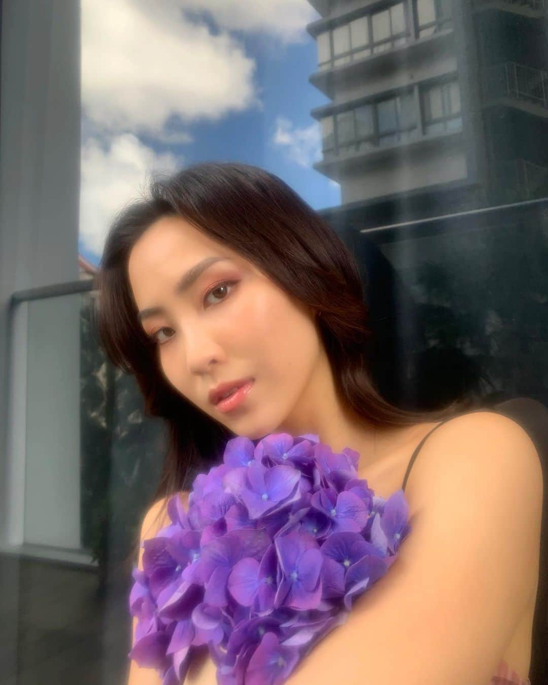 ソニアのインスタグラム：「I’m a big advocate of going barefaced to let your skin breathe cos of my past struggle with acne and sensitive skin, but sometimes it’s amazing what a little makeup can do to give you that boost 🥳 Even though I hardly see anyone outside lately.. I still pop on some lip gloss and colour on my face for my sanity 🤪  Base: @shiseido  Eyes: @chanel.beauty Cheeks: @fentybeauty Lips: @diormakeup  Feat. these vibrant hydrangeas 💜 #shotoniphone」