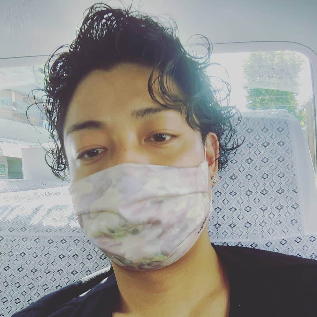 中村昌也のインスタグラム：「明日からまた色々とお仕事が再開です！  今まで通りではないし、気をつけなきゃ行けない事も沢山あると思いますか、、、 新しい当たり前を受け入れる！！！ 少しでも笑顔を増やしたい！  微力ながら出来る事をやりますよ〜! 家のベランダでふと思いました。。。 ２１時からデイリー9も宜しくです！  今日はあの万能スーパースター特集ですよ！  是非！！ #NBA #NBARakuten #RakutenTV #DAILY9 #スーパースター #特集」