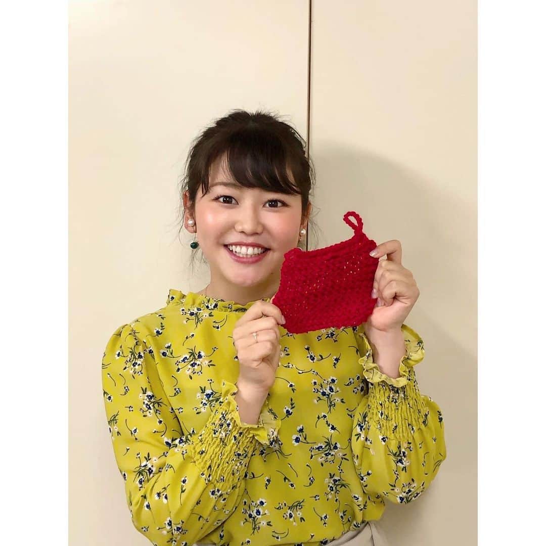 宇田川紗稚のインスタグラム：「.母の影響で小さい頃から編み物が好きでした🧶﻿ ﻿ 先日取材でアクリルたわしを使って、自分でも作ってみようと思い、丁度あった毛糸で作りました！﻿ ﻿ 左から、初めて作ったアクリルたわし（棒針）、丸を作っていたのになぜか六角形になったアクリルたわし（かぎ針）、長方形のアクリルたわし（かぎ針）﻿ ﻿ 編み物熱が再燃しそうな予感…！﻿ ﻿ ついでに、以前刺繍したクッションカバーも🍒﻿ 完璧に作りたかった昔の私は、刺し始めを間違えたことに最後の最後で気付き、途中でやめたみたい。（よーく見ると右の方が未完成）﻿ でも、小さめのクッションにすれば良くない？と柔軟に考えられるようになった今日この頃😊﻿ ﻿ #手作りアクリルたわし #棒針 #かぎ針 #趣味 #手芸 #編み物 #刺繍 #クッションカバー #もっと色々な作品作りたいなあ」