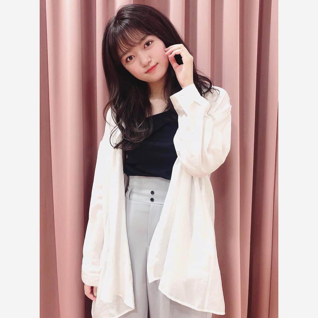 のインスタグラム：「私服❤︎ ＊ 写真いっぱいだよ〜！ トレンドのシアーシャツとカラーパンツ使いやすくて🙆‍♀️ 色んなタイプの欲しくなる！mayu.♡ ＊ ＊ ＊ #私服 #春コーデ #夏コーデ #シアーシャツ #白シャツ #asknowaspinky #tops #murua #カラーパンツ #cecilmcbee #fashion #idol #instagood #instalike #instafashion」