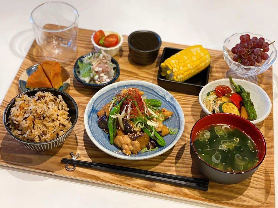 姫野れみのインスタグラム：「#石毛家の食卓 👨🏿‍🍳♡ 今日のメインは甘々娘🤤🌽笑 生でも食べられる甘々娘はもはや果物みたいに甘くて 初めて食べた時から石毛家の大好物なので 毎年この時期が待ち遠しい🥺♡ ですが入手困難なのでお家で食べるのは初めて！ 娘にも少し食べさせることができて良かったです♡ 片山アナ @katayamasato お裾分けありがとうございました🙇🏼‍♀️！ ・ 🐓#鶏肉と茄子とししとうの胡麻甘酢炒め 🌽#甘々娘 🌶#夏野菜の焼き浸し (ズッキーニ/パプリカ/ししとう/ミョウガ) 🎃#かぼちゃの煮付け 🌊#もずく酢 🐟#アジとミョウガのなめろう 🍅#アボカドのカプレーゼ 🍚#ひじきの炊き込みご飯 🍲#わかめスープ 🍇#ぶどう  #サッカー選手のごはん #アスリートフードマイスター #アスリート飯 #料理 #和食 #夕食 #夕飯 #夜ご飯 #晩ごはん #夜ご飯 #夜ごはん #和食ごはん #手作り料理 #手作りごはん #おうちごはん #レシピ #dinner #food #cooking」