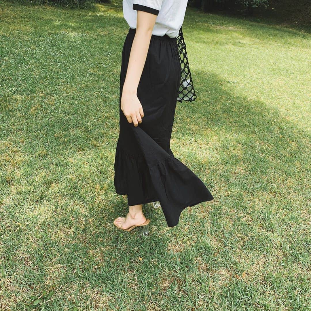 古田愛理さんのインスタグラム写真 - (古田愛理Instagram)「最近暑すぎるですねえ﻿ 夏でもモノトーンは好きです﻿ ﻿ ﻿ ﻿ #gu_for_all ﻿ #GUstyle﻿ #gupr﻿ #スカート﻿ #ティアードロングスカート﻿」6月8日 21時09分 - airi_furuta