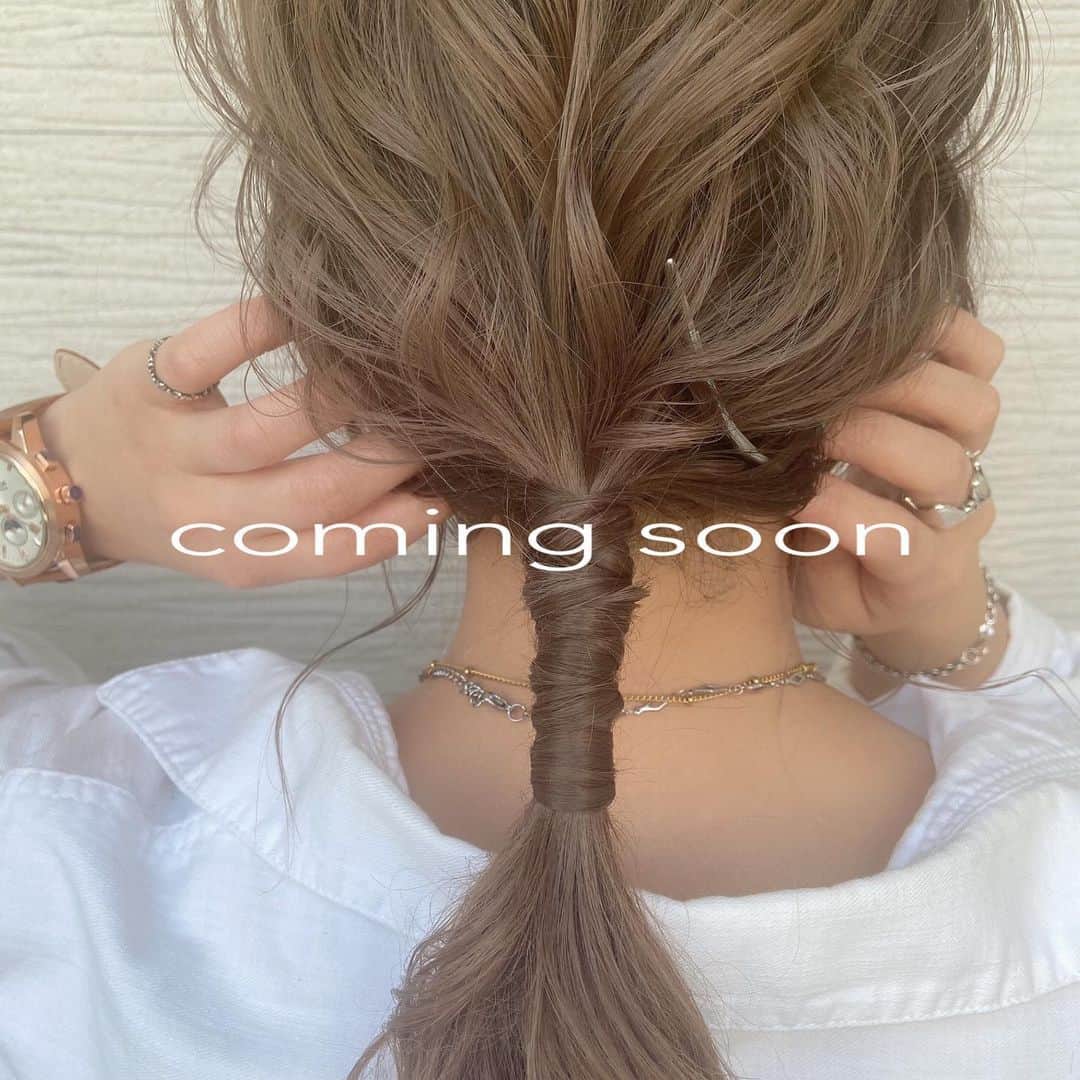 yu nakamura ヘアアレンジ hairarrangeのインスタグラム：「〜お知らせ〜 この度、学研様よりお話をいただきアレンジ本を出版させていただくことになりました。 服装、シーンに合ったアレンジをもっと楽しんで欲しいと思い、不器用な方でも出来るシンプルで簡単なアレンジをまるまる詰め込んだ一冊となっております。 美容師目線だと物足りないかも知れませんが、お客様に提案できる材料となれば幸いです。 わかりやすいQRコード付きです!! 6月25日発売開始です♡ 表紙も間もなく公開です📘✨ #ヘアアレンジ#アレンジ本#hair#color#一宮市#一宮市美容院#fashion」