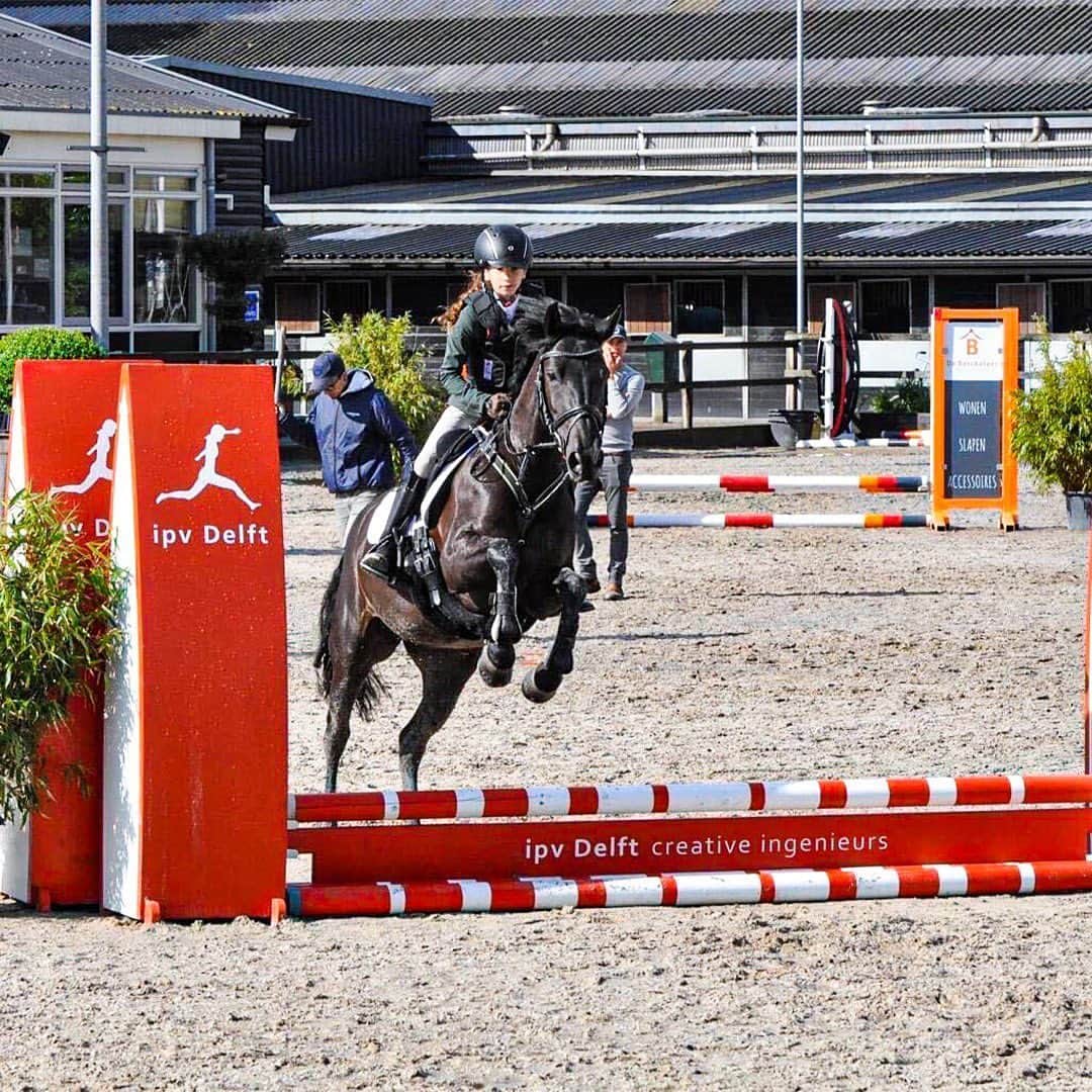 ロビン・ファン・ペルシのインスタグラム：「Proud as punch of Dina! 😍 It’s such an amazing feeling to see my children pursuing their dreams and passions ❤️🐴 @vanpersiehorses」