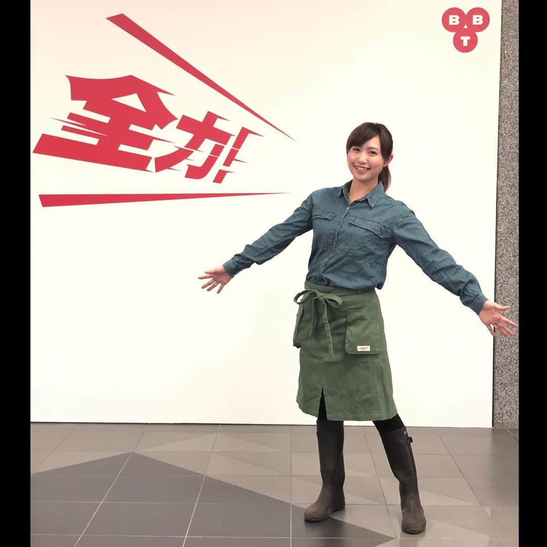 南條早紀のインスタグラム：「畑ガールはじめました！👩‍🌾 . . フルサタ！にて始まった新企画 【さきベジGarden】 . 畑を借りて、野菜を育てるコーナーです☺️💓 先日、13種類の苗を買いました！ . 次回、6月13日のフルサタ！内では 畑作りと野菜を植えます✨ アクシデント勃発でしたが、、 楽しいロケでした😊 .  畑の達人・山﨑さんに教わりながら 美味しい野菜を収穫できるよう頑張ります❤️ 見守っていただけたら幸いです！ . . そして、コーナー内で着用している 作業着は#モンクワ さんから 衣装提供していただいています✨ 農作業ルックでこんなに可愛いものが あるなんて🥺💓とスタッフ一同感動！ テンションが上がります❤️ . . ぜひ次回の衣装も注目くださいね😆 . . 野菜が収穫できるそのときまで… 全力で頑張ります🥰 . . #富山 #富山県 #富山市 #toyama #富山市民農園 #農業 #農作業 #畑 #野菜 #野菜栽培 #野菜大好き #楽しみ #家庭菜園 #家庭菜園初心者 #🔰 #農業女子 #monkuwa #衣装 #衣装提供 #かわいい #畑仕事 #初挑戦 #がんばる #全力 #応援よろしくお願いします  #フルサタ #富山テレビ #アナウンサー　#南條早紀」