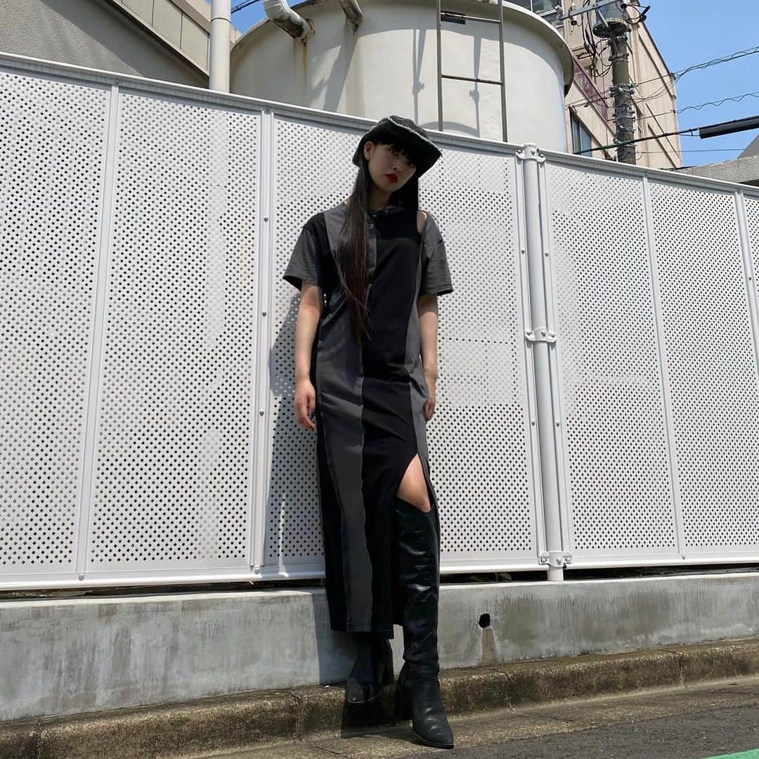 セナのインスタグラム：「🌹@perverze_official 🌹 . . . . . #perverze  #黒髪スーパーロング #黒髪 #黒髪ロング #ロングヘア #スーパーロング  #赤リップ #ブラックコーデ #撮影 #streetfashion #古着  #ootd #ootdfashion #ストリートファッション #streetstyle #instagood #70sfashion #instalike #ストレートヘア #ootd4nylonjp #自撮り #selfie #streetphotography #70s #セナ」