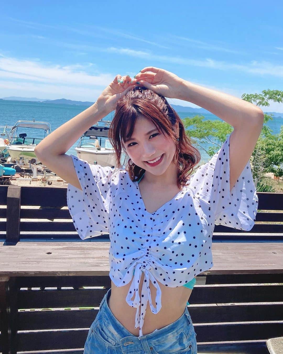 のインスタグラム：「ㅤㅤㅤ  ㅤㅤㅤ ビーチアクティビティやBBQ、早めの夏旅行のような 楽しい企画てんこ盛りの番組ロケ、満喫しまくって こんがり焼けて帰ってきました🏖🐠🌺👱🏾‍♀️💗 ㅤㅤㅤ  ㅤㅤㅤ わちゃわちゃ楽しかった！！！😆✨💗 出演タレント皆はちゃめちゃに楽しみまくったので 観てくれる皆さんにもきっと楽しんでもらえるはず🥰 ㅤㅤㅤ ㅤㅤㅤ 放送日また告知します🧡お楽しみに📺💖 ㅤㅤㅤ  ㅤㅤㅤ  ㅤㅤㅤ #番組ロケ #ロケ #奈良テレビ #琵琶湖放送 #summer #summerfashion #beachfashion #beach #ビキニ #bikini #bikinicrochet #ビーチファッション #夏 #ドットブラウス #ドット #ハーフアップ #ハーフアップアレンジ #オレンジヘア #ラテ肌 #小麦肌 #ビジョビ #japanesegirl #ターコイズブルー #ターコイズ #turquoise #turquoiseblue」