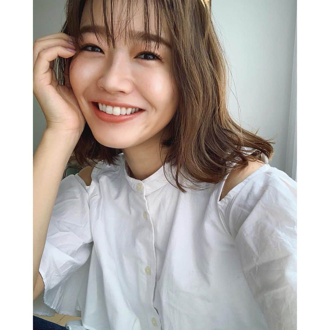 猪鼻ちひろのインスタグラム：「🧏🏻‍♀⚪️ つや玉ゲット！ エリクシールルフレをシリーズで頂いたので﻿ つや玉が出来た写真と完全になにも塗ってないお肌で、使い方動画撮ってみたレポート！(洗顔は何回か使ったことありますね🧏🏻‍♀)﻿ ﻿ まず、初めのケアとして使い始めたのはファーストエイジングケアとしても人気の化粧水と乳液。﻿ 今のお肌が未来のきれいに繋がると言われて気合い注入！﻿ 皮脂と水分のバランスを整えてくれるので﻿ 毛穴やテカリが気になる方に良さそう◎﻿ ﻿ 朝晩コットンで気になる毛穴部分を中心にパッティングする2ステップが効果的なようで、パッティング後はしっかり保湿してくれる感じ。お肌が敏感なときは手で優しくプレスしながら塗るのもおすすめです。﻿ ﻿ 皮脂と水分のバランスを整えてくれて、毛穴を目立たなくするっていうのが楽しみ☺️ また他のアイテムも使ってみた感想アップしていきます！﻿ #ツヤ肌 #毛穴引き締め﻿#毛穴ケア﻿#つや玉﻿#ファーストエイジングケア#エリクシールルフレ﻿#タイアップ﻿ @elixirreflet_official」
