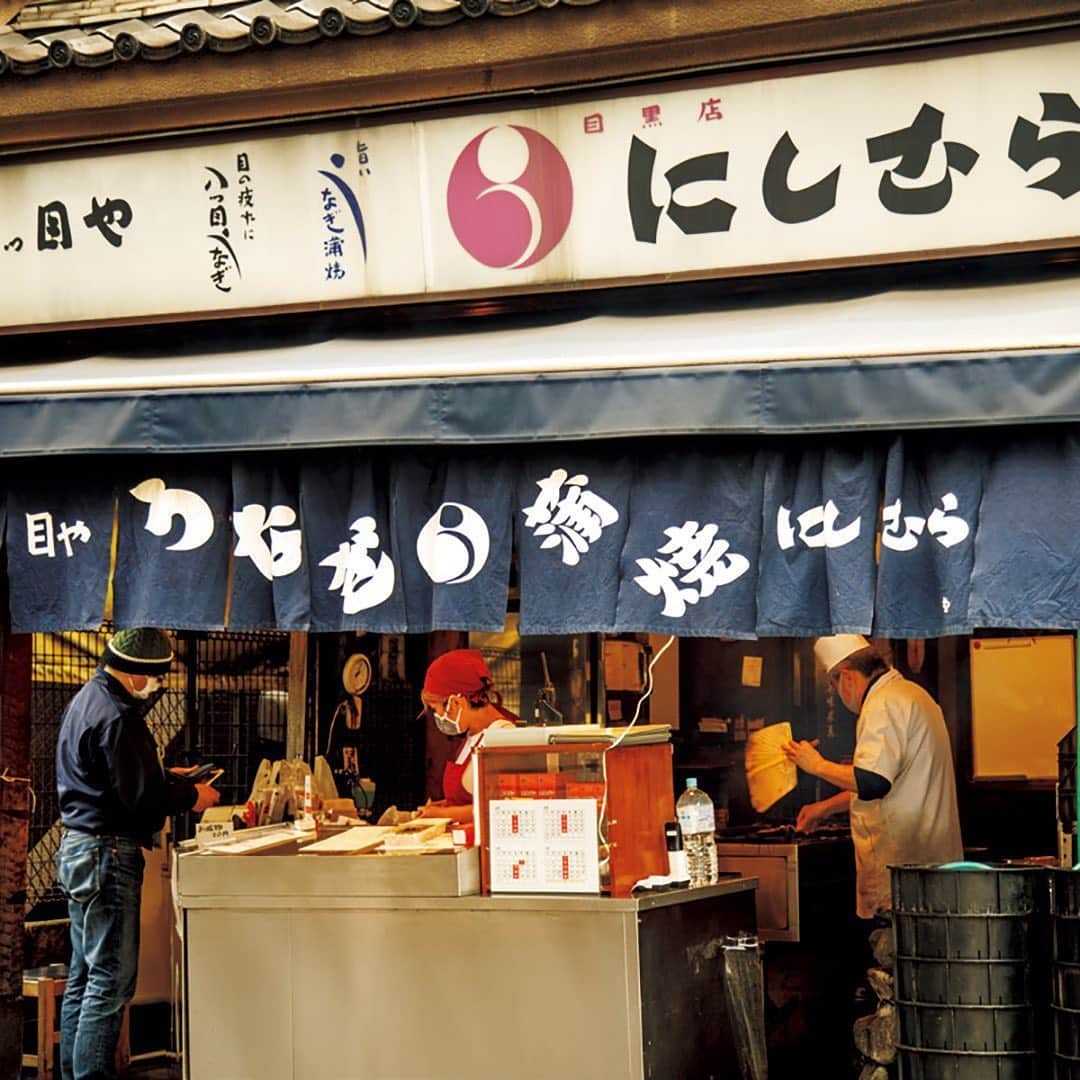 東京カレンダーさんのインスタグラム写真 - (東京カレンダーInstagram)「目黒に漂う幸せな鰻の香りは立ち止まらずにいられない！﻿ 目黒は不動前で根強い人気を誇る鰻蒲焼き専門店『八ツ目や にしむら』。﻿ ⠀⠀⠀⠀⠀⠀⠀⠀⠀﻿ 今回、小宮山雄飛さんが紹介してくれたのは、この店のうな重定食。﻿ お持ち帰り、出前、お取り寄せが可能なので家でも本格的な味を堪能できる。﻿ 行列が絶えないこの店の、鰻の秘密を紐解く。﻿ ⠀⠀⠀⠀⠀⠀⠀⠀⠀﻿ 写真①→うな重定食　特上﻿ 蒲焼きと白焼きの二重奏。本能に訴えかける幸せの重箱﻿ ⠀⠀⠀⠀⠀⠀⠀⠀⠀﻿ ★コースの詳細や店内の様子は﻿ 『月刊誌　東京カレンダー2020 7月号　#私たちが愛する店  小宮山雄飛の本能のひと皿vol.12　』にて﻿ ﻿ ⠀⠀⠀⠀⠀⠀⠀⠀⠀﻿ 【今回ご紹介したレストラン情報】﻿ 店名▷ 八ツ目や にしむら﻿ エリア▷#目黒　#不動前﻿ 電話▷03-3713-6548﻿ ※お問い合わせの際は『東京カレンダーのインスタを見た』とお伝えいただければ幸いです。﻿ 住所▷目黒区下目黒3-13-10﻿ .﻿ . ーーーーーーー★ーーーーーーーー﻿ @tokyocalendar プロフィールURLの﻿ 東カレweb（アプリ）では、﻿ 高級グルメ情報や話題のレストラン、﻿ 手土産からテイクアウトグルメなど﻿ 東京のグルメ情報を幅広くご紹介。﻿ そして大人気コンテンツ、東カレweb小説や﻿ トレンドニュースも配信しております。﻿ ーーーーーーーーーーーーーーーー ﻿ ⠀⠀⠀⠀⠀⠀⠀⠀⠀﻿ #八ツ目やにしむら #夏バテ⠀#目黒グルメ#うなぎ#うなぎ名店#うなぎテイクアウト#テイクアウト#和食#不動前グルメ#うなぎ好き#うな重  #東カレ #tokyocalendar #東京グルメ #日本グルメ #日本美食 #東京美食  #落ち着いたら行こう」6月8日 21時19分 - tokyocalendar