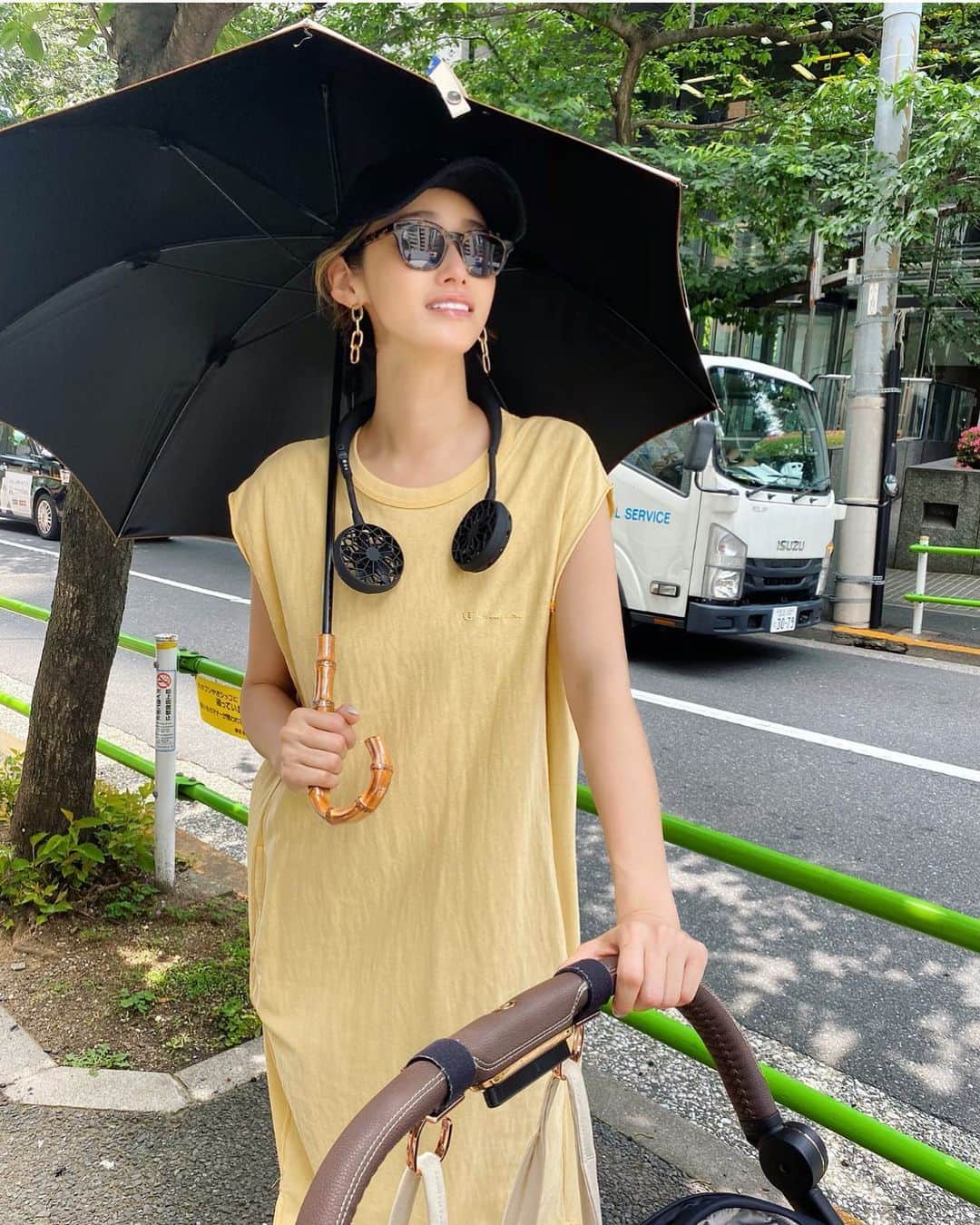 &mのインスタグラム：「⸝⸝⸝紫外線対策 ベビーカーに日傘は至難の技( '-')」