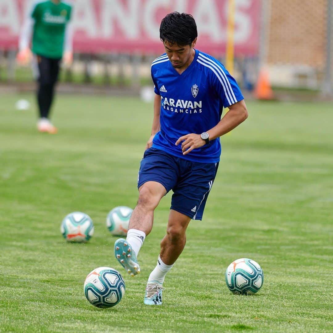 香川真司さんのインスタグラム写真 - (香川真司Instagram)「Ya estamos el punto de reiniciar La Liga! Estamos preparando muy bien. Vamos a crear lo mejor final para conseguir nuestro objetivo! この約3ヶ月とても良い準備が出来た。後はそれを信じてこのラストスパートに全てを出し尽くすのみ！  #香川真司#shinjikagawa」6月8日 21時25分 - sk23.10