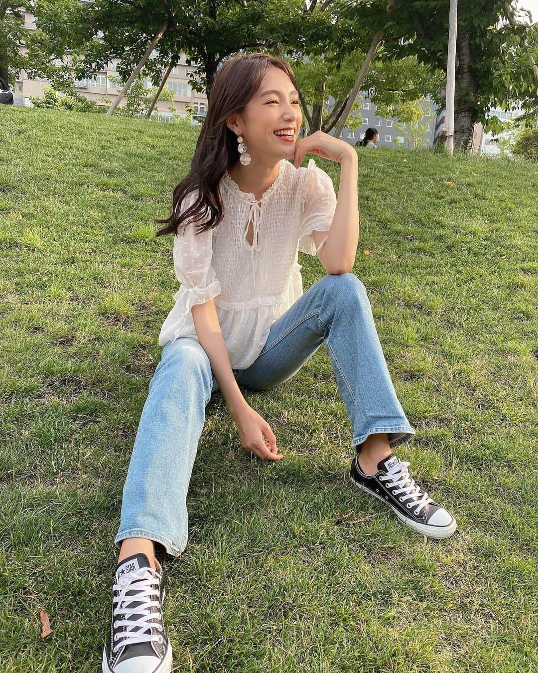 秋山未有さんのインスタグラム写真 - (秋山未有Instagram)「#ootd ☺️☺️☺️ ブラウス @zara  ジーンズ @acnestudios  スニーカー @converse_jp  美術館出てから、てんしば公園でちょっとゆっくり過ごした🌿やっぱり外は気持ちいいなー！ • • • • #美術館巡り #美術館めぐり #てんしば #てんしばランチ #私服 #モデル私服 #ザラジョ #ザラコーデ #おさんぽコーデ #笑顔 #笑顔が人を幸せにする #デニムコーデ #フレアパンツ #フレアデニム #ブラウスコーデ #model #japanesegirl」6月8日 21時34分 - miyu_akiyama