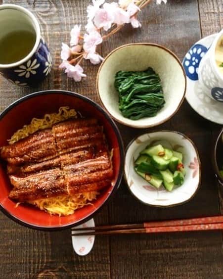 倉岡生夏のインスタグラム：「スタミナランチ💓 ・ ・ ・ おうちごはんの日を多めに意識して、暑くなってきたのでスタミナランチ❣️ ・ 自粛してて、急に夏になった感じて身体がついていかない😂 ガーデニングのお花ちゃんたちにも朝と夕方水揚げをして、朝と寝る前にストレッチ、ヨガ⭐️ 食事もバランスよくとって元気に頑張ってます〜。 ・ ・ 今日は #ピコフラクショナル しました💓 お肌の調子がよくなるのです❣️ ・ ・ ・ ・ #おうちカフェ #デリスタグラマー #スタミナランチ  #愛され料理 #クッキングラム #レシピ #おうちごはん記録  #おうちごはんlover  #delistagrammer  #washoku  #うなぎ丼  #美意識高い人と繋がりたい #ガーデニング」