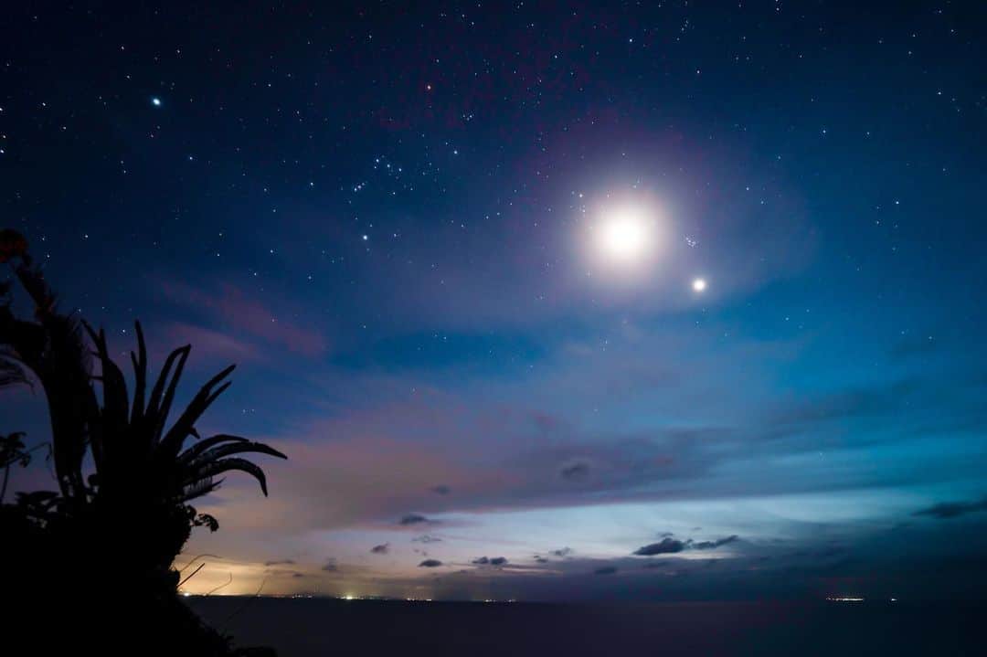安藝正俊のインスタグラム：「: it’s a starry sky ⭐️ 沖縄の星空 ＝ 最高のリフレッシュ  あっという間に6月 なんとなく時間が過ぎないように 日々を充実させないと 👍 : #沖縄 #星空 #絶景 #夜景 #写真好きな人と繋がりたい  #ライフスタイル #アウトドア #okinawa #starrysky」