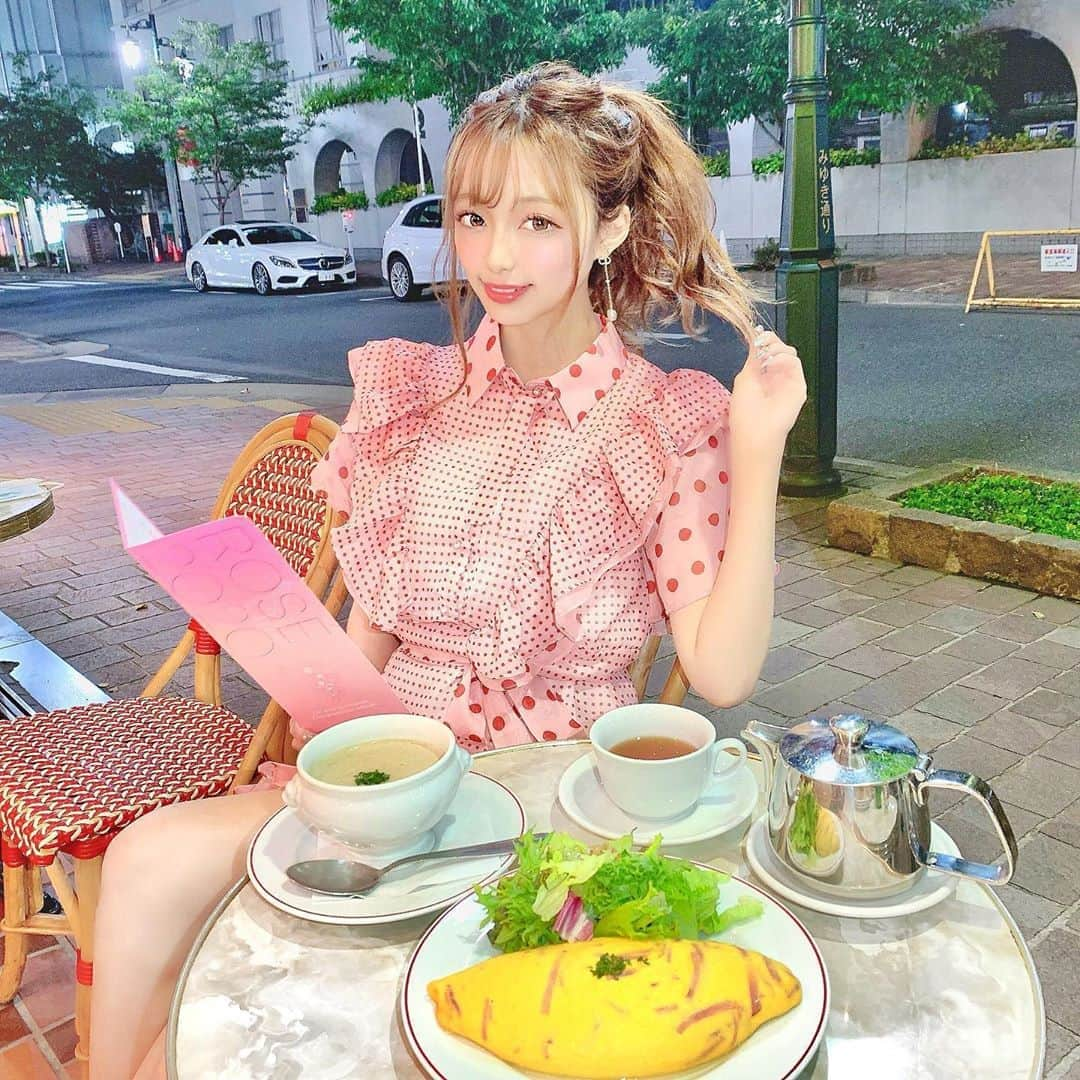 あやちゃんさんのインスタグラム写真 - (あやちゃんInstagram)「オムライスじゃなくてオムレツだよ 😋美味しかった💗 久しぶりにピンク着ちゃった💗 やっぱかわいい🥺🌸🌸 赤のドットに一目惚れして👗 @re0g1na  テラス席は気持ちがいいね🌙 #auxbacchanales  #銀座カフェ #銀座 #銀座ディナー  #東京カフェ #東京グルメ #東京ディナー #おしゃカフェ #ginza #ginzatokyo #ginzacafe #ginzadinner #chanel #chanelbag」6月8日 21時30分 - aya.you.love.r