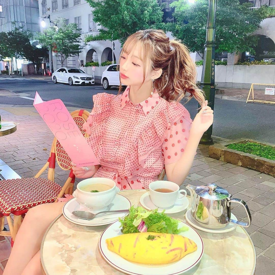 あやちゃんさんのインスタグラム写真 - (あやちゃんInstagram)「オムライスじゃなくてオムレツだよ 😋美味しかった💗 久しぶりにピンク着ちゃった💗 やっぱかわいい🥺🌸🌸 赤のドットに一目惚れして👗 @re0g1na  テラス席は気持ちがいいね🌙 #auxbacchanales  #銀座カフェ #銀座 #銀座ディナー  #東京カフェ #東京グルメ #東京ディナー #おしゃカフェ #ginza #ginzatokyo #ginzacafe #ginzadinner #chanel #chanelbag」6月8日 21時30分 - aya.you.love.r