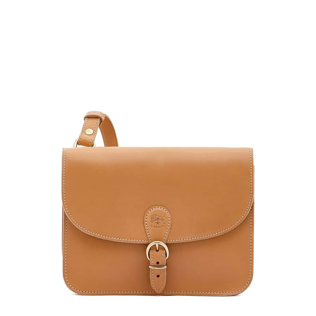 イルビゾンテのインスタグラム：「Who said neutrals can't be exciting? ☆ #ilbisonte #accessories #SS20 #leatherbag #madeinitaly」