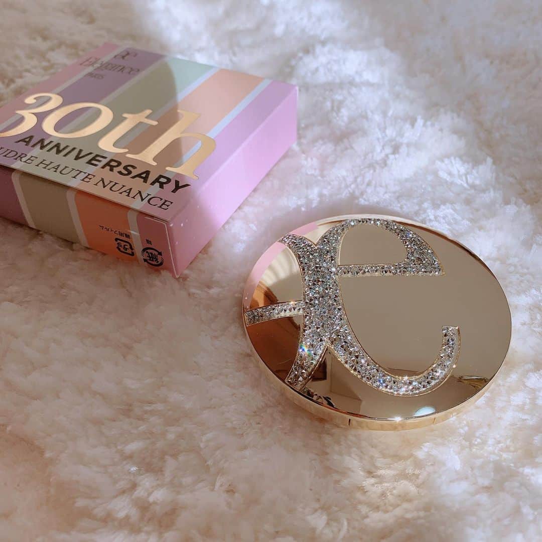 SHIHORINのインスタグラム：「𓂃﻿ ﻿ @elegance_cosmetics ﻿ エレガンス ラ プードル オートニュアンス I﻿ ﻿ 限定パッケージが出るって聞いて﻿ 実物見たらキラキラ可愛くて買ってしまった🥺♡﻿ ﻿ 通常とお値段もサイズも一緒だから﻿ 詰め替えてずっと使えるのも嬉しい💓﻿ 大切に使おう〜☺️﻿ ﻿ #elegance #eleganceparis #cosmetics #facepowder #30thanniversary ﻿ #エレガンス #エレガンスラプードル #エレガンスプードル #エレガンスコスメティックス #ラプードルオートニュアンス #限定コスメ #フェイスパウダー #スワロフスキー #コスメ好き #おすすめコスメ #しほコスメ💄」