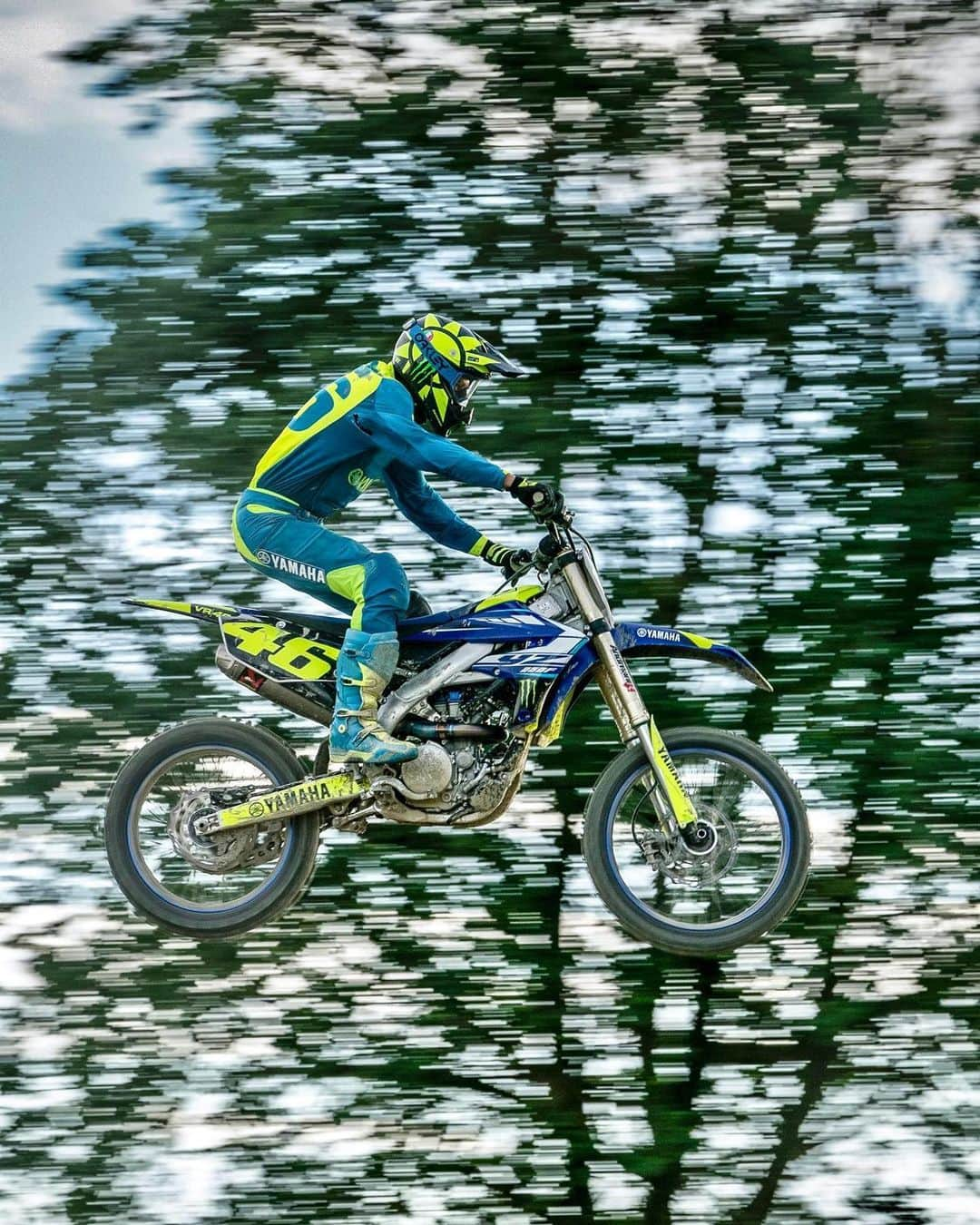 バレンティーノ・ロッシさんのインスタグラム写真 - (バレンティーノ・ロッシInstagram)「Mx training in Ravenna with the @vr46ridersacademyofficial 📸 @camilss」6月8日 21時32分 - valeyellow46