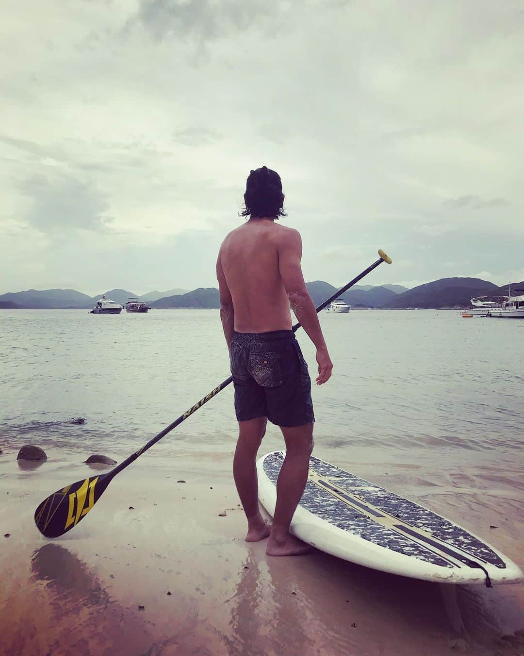 井川祐輔さんのインスタグラム写真 - (井川祐輔Instagram)「香港滞在記#178  陸サーファー🏄‍♂️ #香港滞在記#香港 #夏先取り #贅沢な時間 #陸サーファー #ロングボード #サップ #夏 #プライベートボード #hongkong#hk #summer #surf#surfing #sufer #longboard  #boat#private #paddleboarding」6月8日 21時38分 - yusukeigawa_4