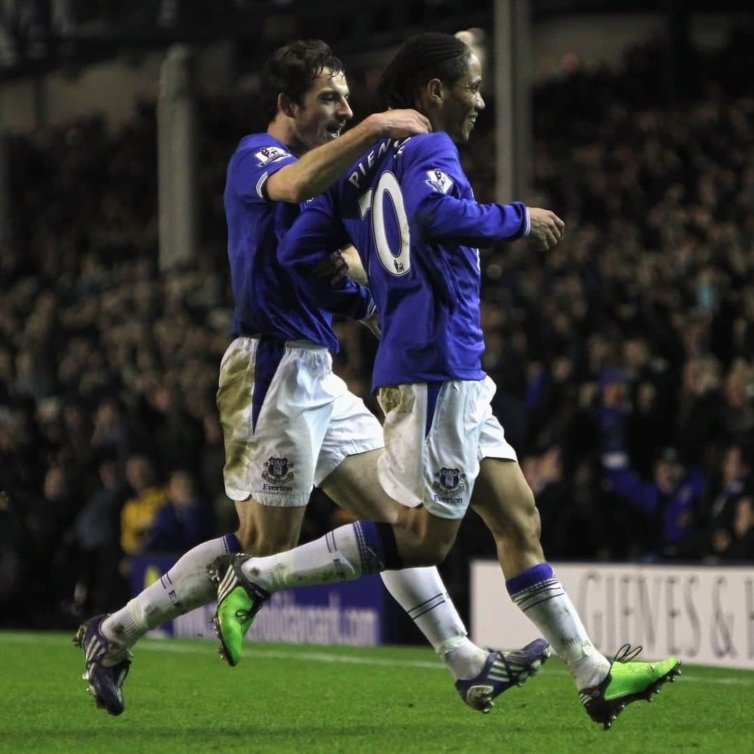 エヴァートンFCさんのインスタグラム写真 - (エヴァートンFCInstagram)「What is your all-time favourite #EFC duo? #NationalBestFriendDay」6月8日 21時42分 - everton