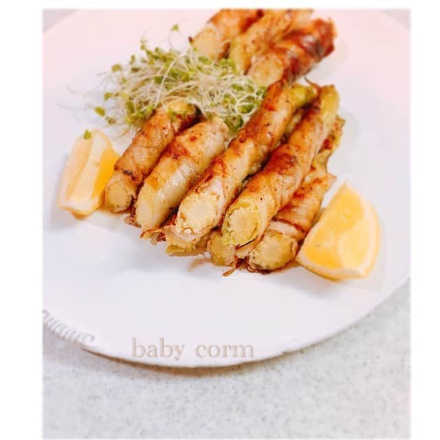 前田ゆかのインスタグラム：「旬を丸ごと味わえる ひげつきヤングコーンの肉巻き！  甘く焼けて香ばしいひげのおいしさを発見✨この時期の瑞々しさとサクサクの食感は焼くと香ばしさがアップしてひげの甘さに驚きます🤍 一度皮ごと茹でて肉巻きに！  とにかくあっま〜い！ 今が旬のうちにもう一度グリル調理をしたい🤍  #ヤングコーン #ベビーコーン #初夏のやさい #旬の食材  #maeyukareshipi」