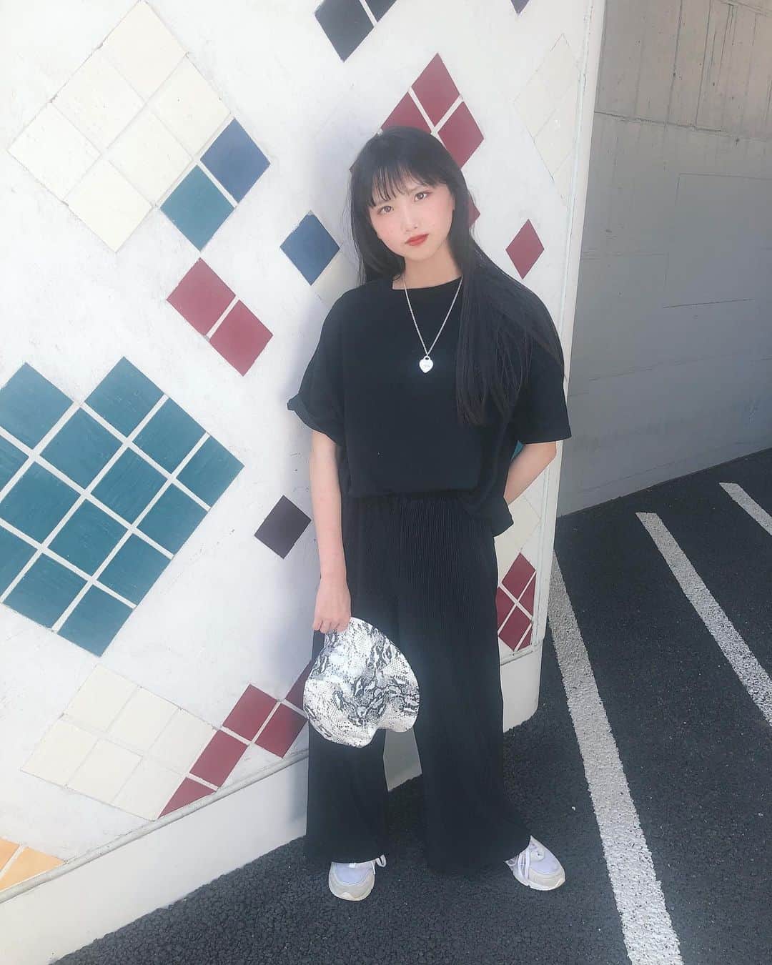 中野みやびのインスタグラム：「おしゃれな壁  #壁 #お洒落 #コーデ #コーディネート #code #fashion #ファッション #帽子 #モデル #model #black #ガウチョパンツ #hat #colorful #民謡ガールズ #みやび」