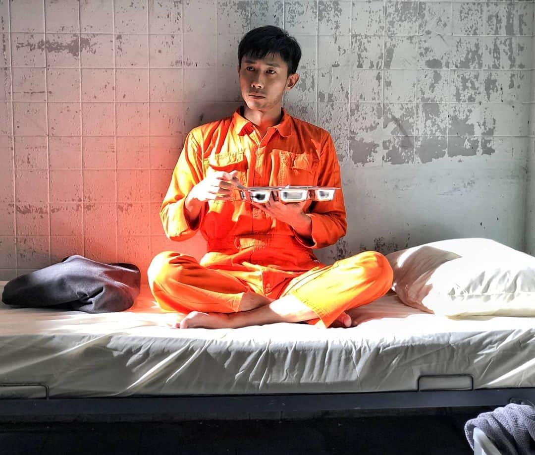 デスモンド・タンのインスタグラム：「吃饱了吗? Makan?  P.S. Tonight 9.30pm on @mediacorpch5 or binge-watch on @mewatch.mediacorp  #codeoflawch5 #codeoflawfinal #DerekHo #nicesingaporeanboy」
