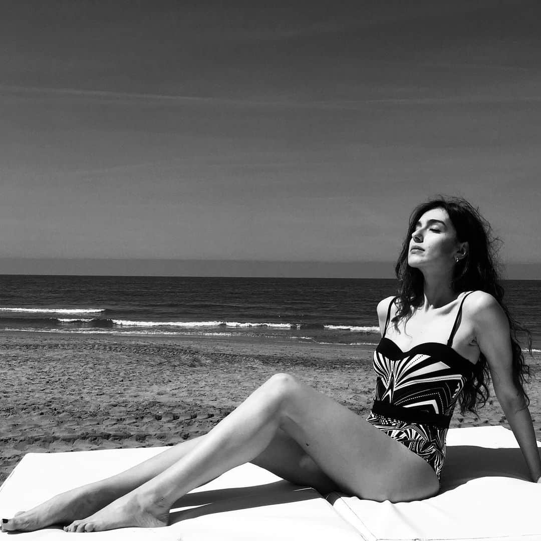 Stella Egittoのインスタグラム：「DREAMING ON: 1)arancino alla norma 2)ontheroad a Cuba 3)che gli esseri umani smettano di deludermi 4)patine fritte con molto ketchup diffuso 5)chirurgia del senno (avete capito bene con due N) 6)anticrespo per i capelli  A VOI LA SCELTA.  #diariodibordo#dream#sea#dreamingon」