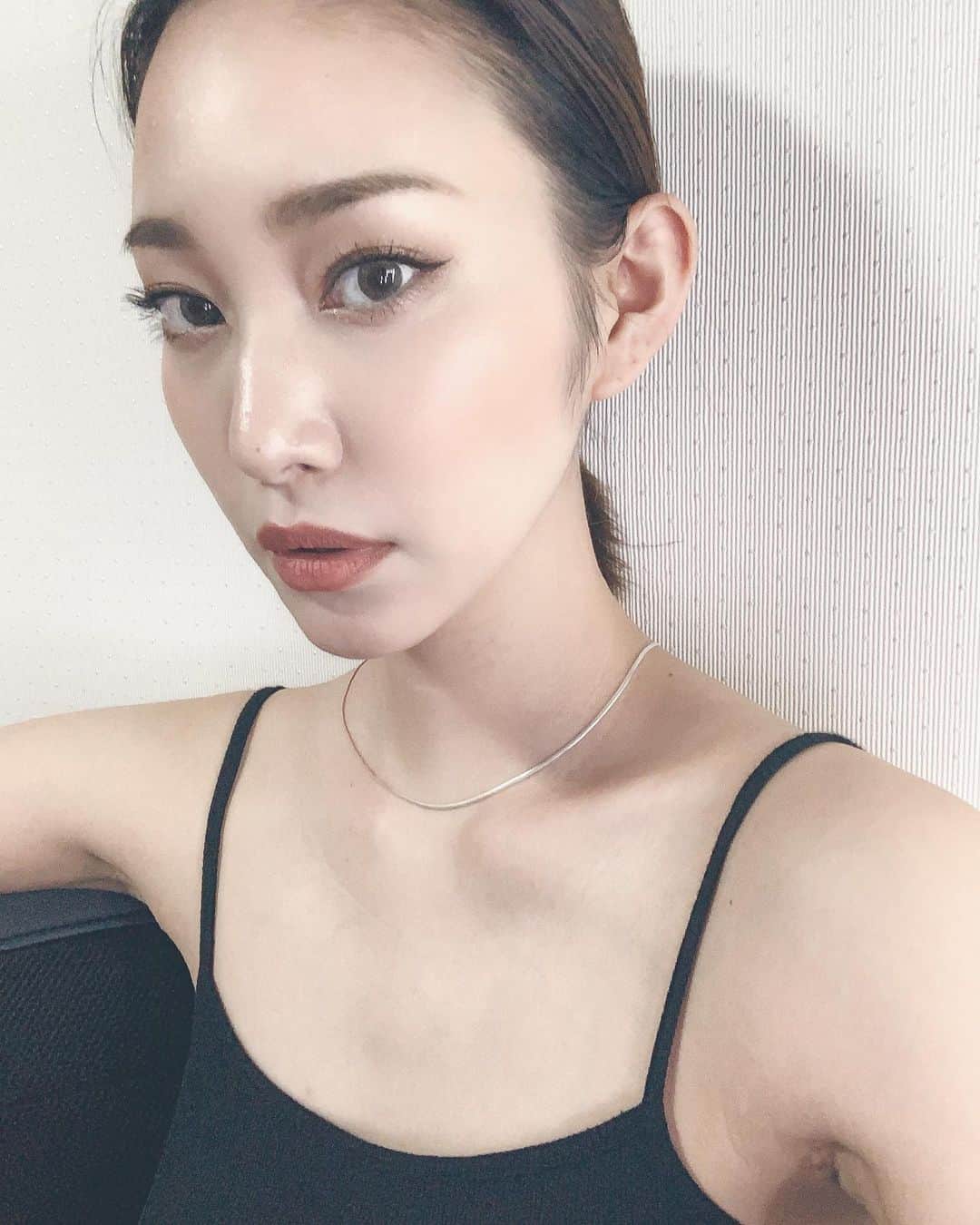 藤本奈月のインスタグラム：「今年の夏は、「逃げ」に走らない。 断捨離して夏服のお気に入りだけを着る夏に決めたんだ。 そろそろ年齢的にもさ。ファストファッションを買い漁ってタンスの肥やしにするのもサステナブルから遠い。 「逃げの一着」「逃げのスタイリング」体型カバーの為だけのビックサイズもw やめて、自分の身体ととことん向き合う夏。 #いつでも裸になれる準備　 この日は、 @missmarine_ のシルバーと、 @balletbybacklash のワンピース」
