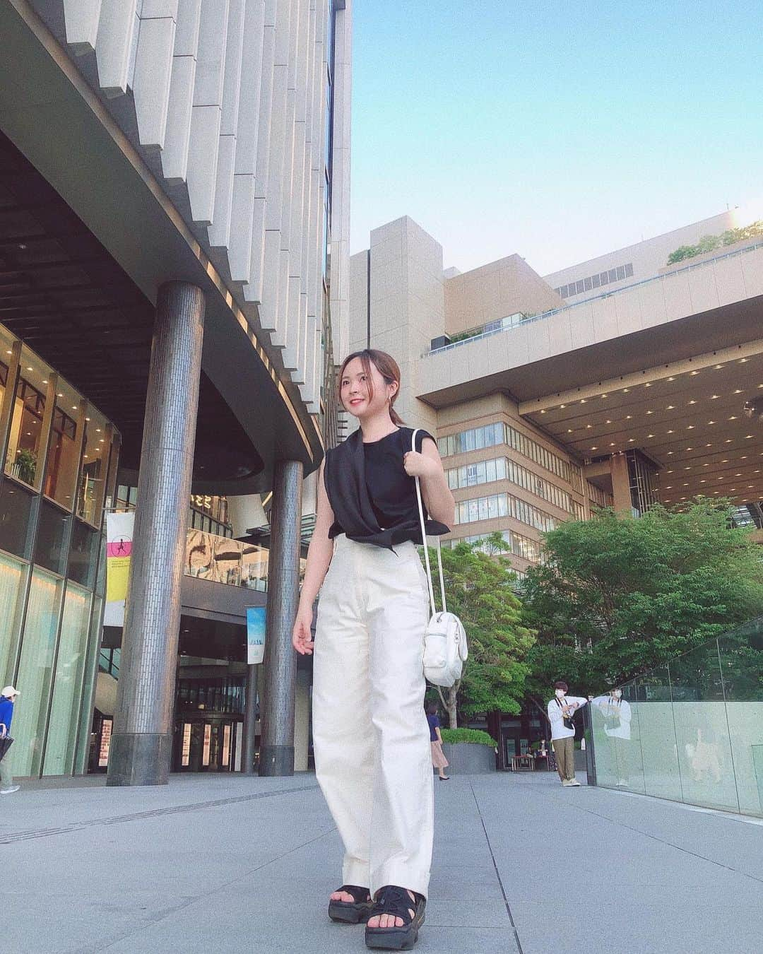 加藤るみさんのインスタグラム写真 - (加藤るみInstagram)「凄いローアングルで撮ってくれた📸笑 足が長くみえます☺️🔥 この日はモノトーン♡ nikeのairmaxkoko☁️☁️☁️ これほんと歩きやすくて好き🧏🏻‍♀️ #るみのふく  #詳細はタグ付けしたよ」6月8日 21時51分 - rumicinema