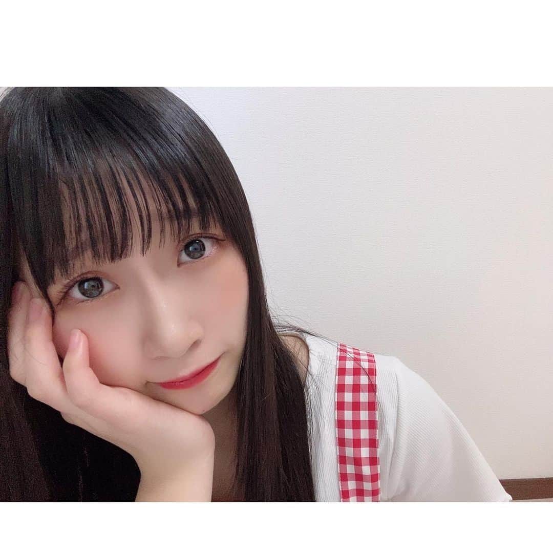 松本愛花のインスタグラム：「🍒﻿ この日はストレートヘアやったよ👩🏻﻿ なんの髪型が1番好き〜？﻿ ﻿ ぜんぜん関係ないけど﻿ この時期チェリーが旬やから﻿ 早く食べたい。気持ち。🍒🍒🍒﻿ みんなもう食べた〜？﻿ #メイクアップ  #ストレートヘア﻿ #ヘアスタイル﻿ #ヘアアレンジ﻿ #夏服﻿ #赤﻿ #チェリー﻿ #食べたい﻿ #🍒」