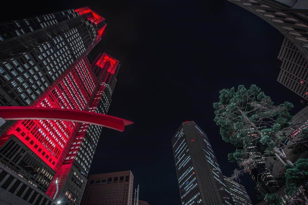 のインスタグラム：「久々の夜景写真。﻿ ﻿ 東京都庁。﻿ ﻿ 東京アラート。﻿ ﻿ #TOKYO #NIGHTVIEW #photographer #landscape #naturephotographer #stayhome #東京都庁 #東京アラート #夜景撮影 #絶景 #絶景ハンター #日本の絶景 #フォトグラファー #ヒッチハイク #バックパッカー #写真家 #一人旅 #旅に出たい #緊急事態宣言 #新型コロナ #外出自粛 #出勤自粛 #コロナに負けるな #ステイホーム #ゴールデンウィーク #医療従事者にエールを #医療従事者に感謝 #絶景delic」