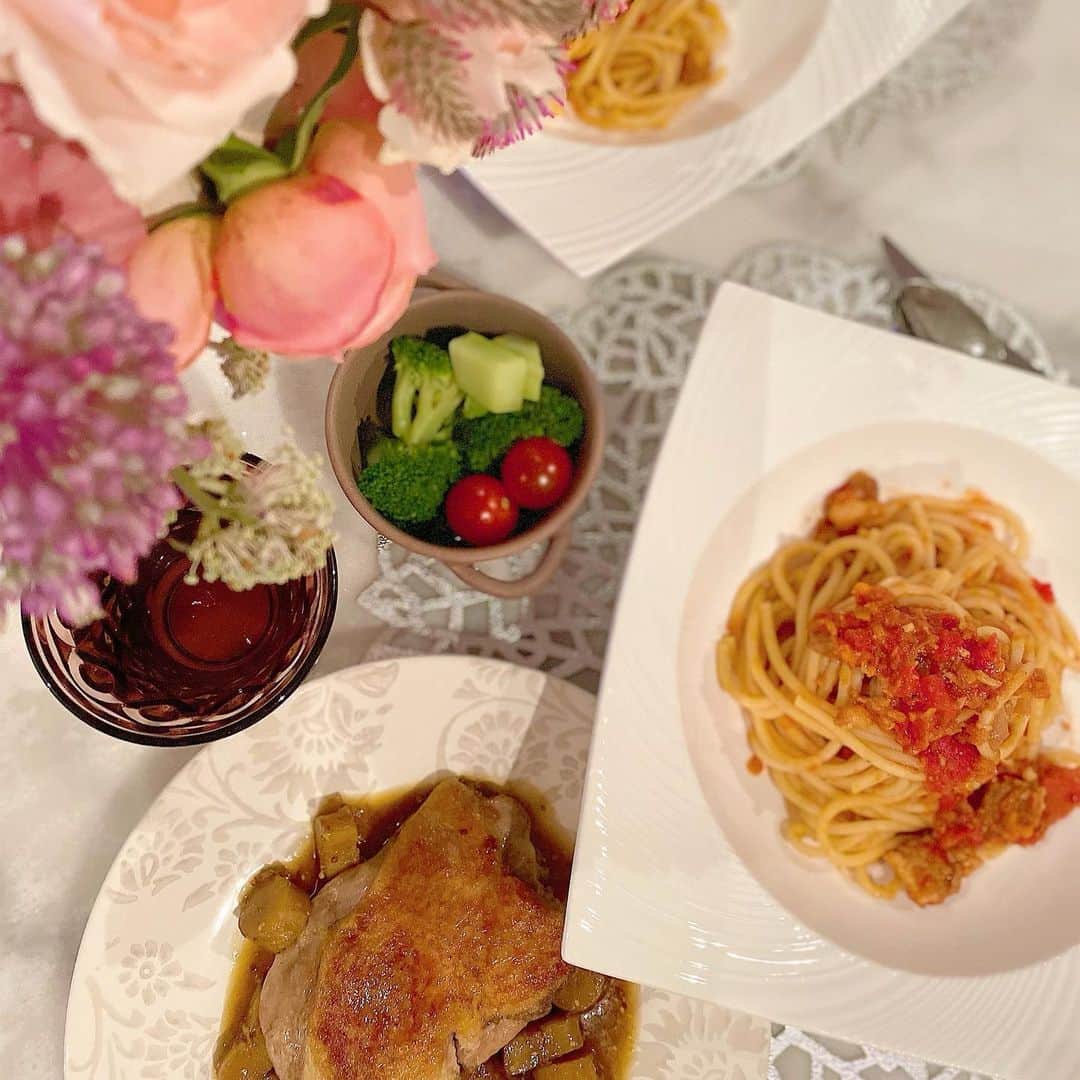のインスタグラム：「今日のご飯は♡ いつもビューティチャームレッスン でお世話になっている会場さまからのプレゼント🎁新谷シェフのお楽しみボックスが届きました♡ . お楽しみボックスの中身は、 大人気の鴨のコンフィ♪ 新牛蒡のソースが美味しすぎる^ ^ そして、豚肉のボロネーゼ♪ . 美味しそうなパスタもお送り頂いたので、今日はグルテン解禁日🙌と、張り切って美味しく頂きました😋 . 少しだけネジを緩ませるときが最高に楽しく美味しいとき💛  #アラヤケータリングサービス」