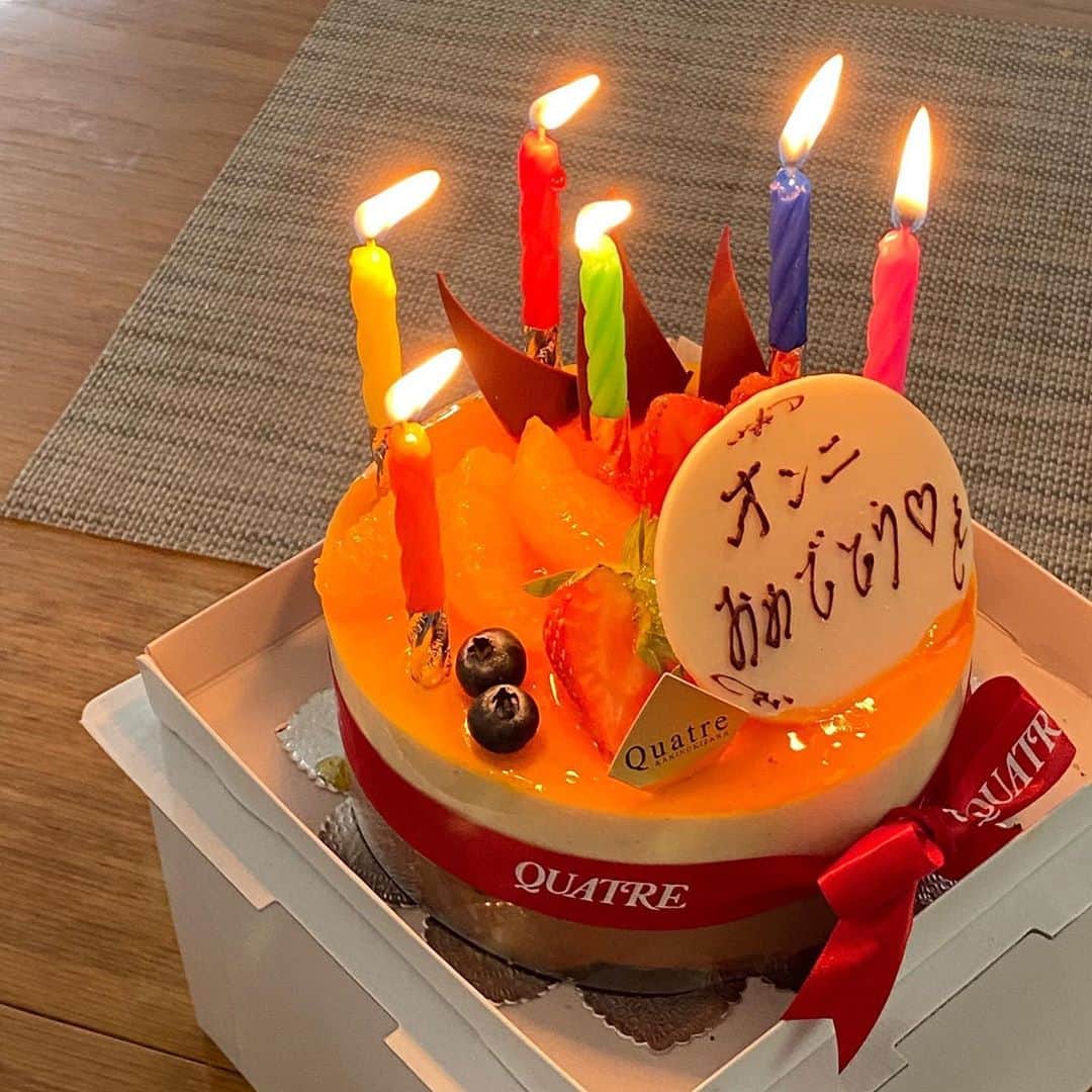 のインスタグラム：「. 久しぶりに会えただけでうれしいのに こんなサプライズまで,,🥺💕 진짜 고마워💛사랑해~💛💛💛 @jiiyee0n @hyoniiiz」