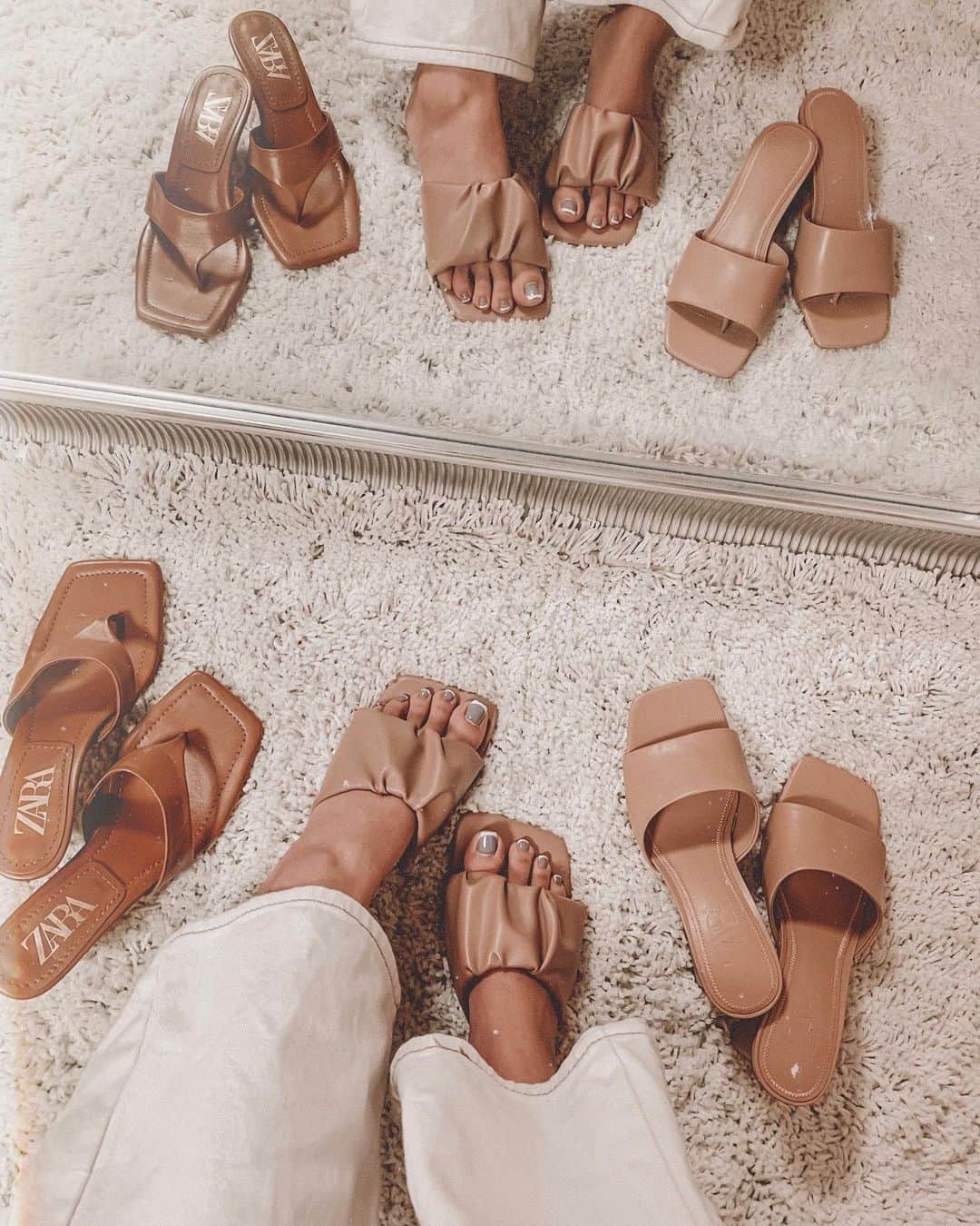 ✷kana✷のインスタグラム：「👡👡👡 . . 今期ゲットしたサンダル♡ ベージュカラーにスクエアトゥがきぶんらしい😂 似てるけど全然違う！！ 共通してるのはぜんぶ歩きやすい！🙈 . @yuki___0527_ のSHOPの特にお気に入り！ 足盛れる！！✨ 両脇のは @zara だよん！」