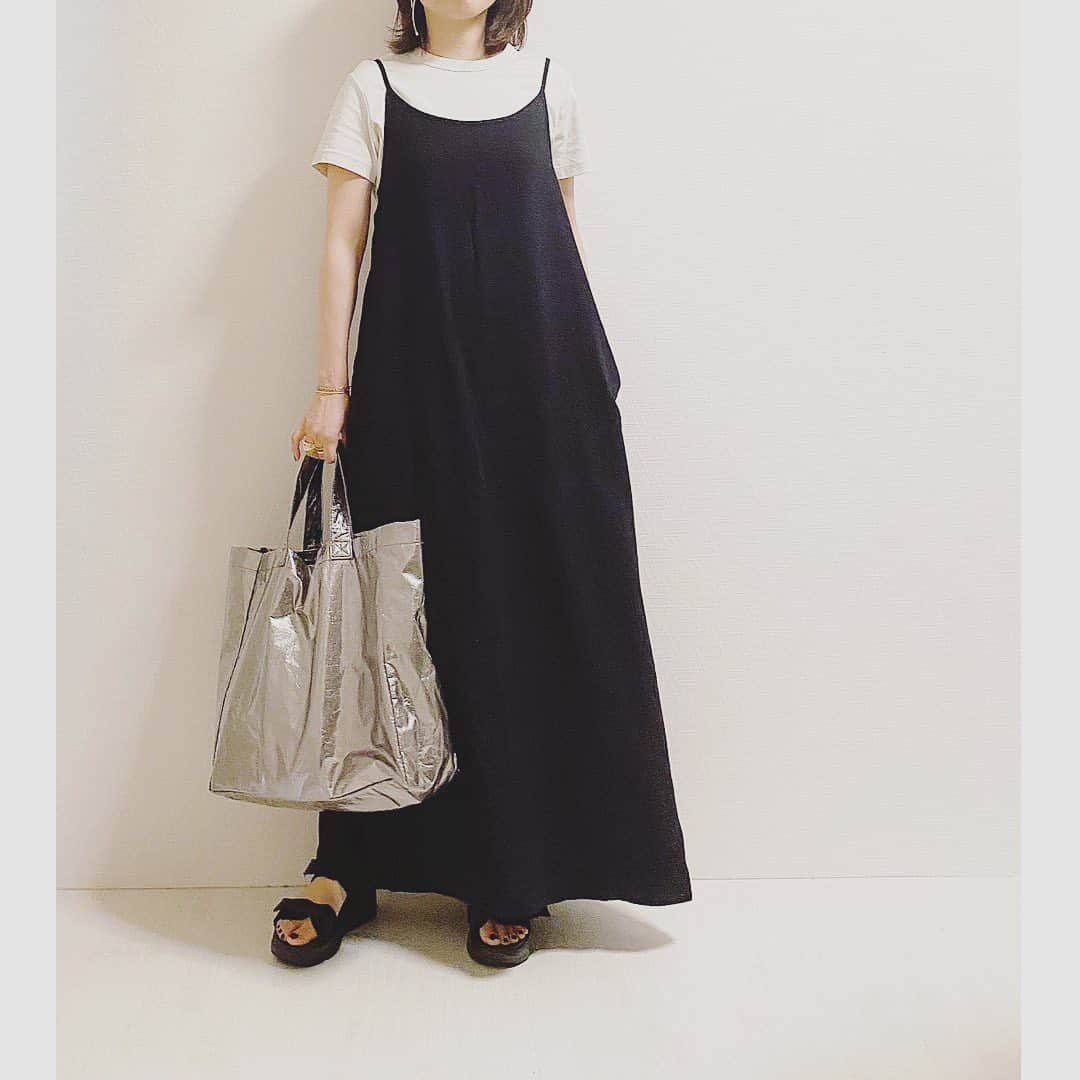 aiaiのインスタグラム：「AYAちゃんとリエディさんが コラボしたキャミワンピース♡ お試しさせて頂きました〜✨ ロング好きも満足なしっかり長め丈だしポケットも付いてるし後ろのデザインも可愛し麻レーヨンのさらっとした素材も好き✨  @ayaaya0921  @reedit_official  中に着てるTシャツはUNIQLOの 神Tと言われるクルーネックTです  @uniqlo  @uniqlo_with  @uniqlo_ginza  コーデの詳細はブログに書いています。  #神t  #uniqlou  #fashion#outfit#style#coordinate#instagood#ootd#pic#instapic#コーデ#コーディネート#スタイリング#プチプラコーデ#本日のコーデ#大人カジュアル#プチプラ  #カジュアル #夏コーデ #アラフォー #アラフォーコーデ #アラフォーファッション #uniqlo #ユニクロ #ユニジョ#キャミワンピース #サンダル #スポーツサンダル #ワンピース #ワンピースコーデ」