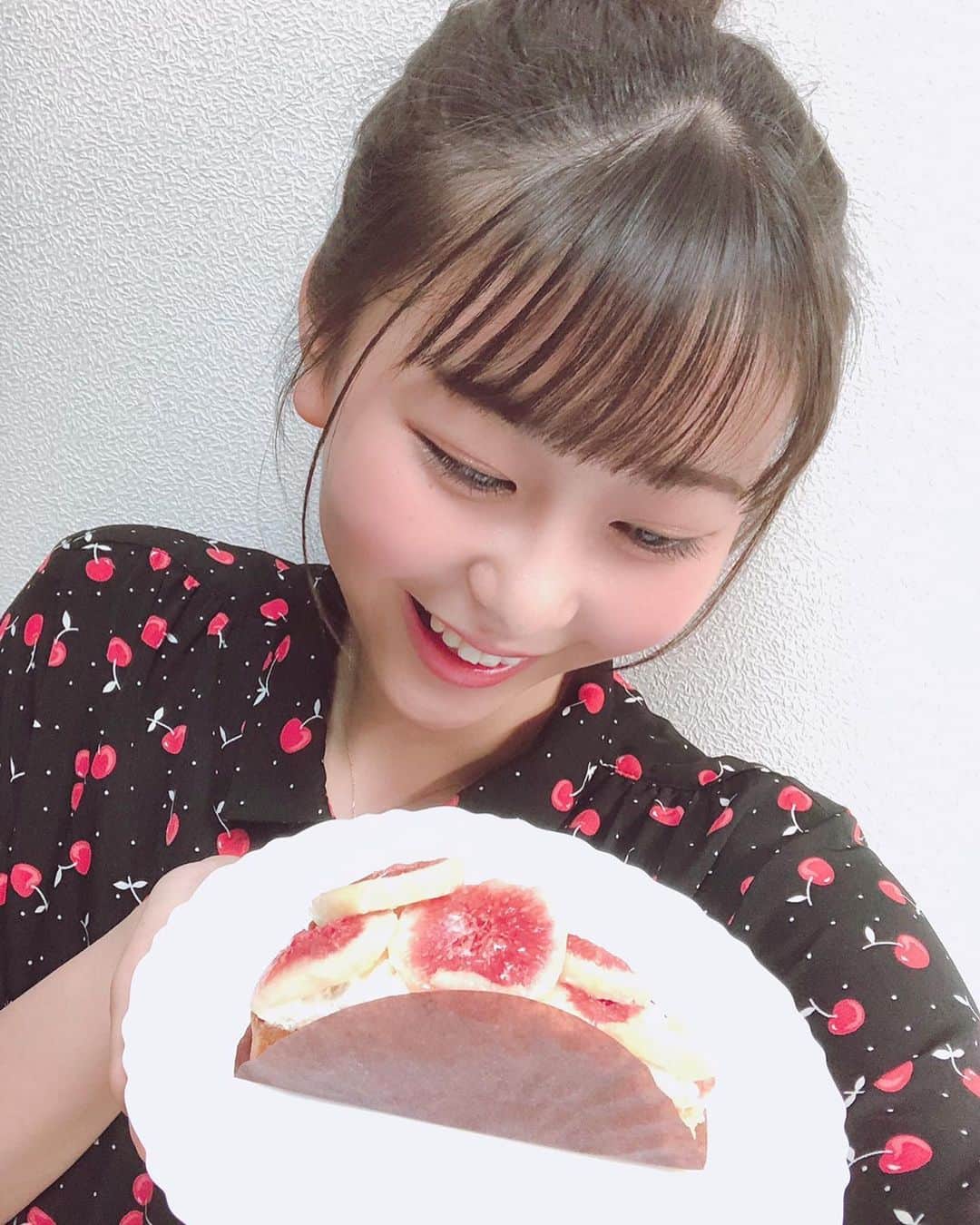 藤田愛理さんのインスタグラム写真 - (藤田愛理Instagram)「･ SHOWROOM配信ありがとうございました！ 明日23:00に一緒に月見ようね🌙 #あいたんと月見大福 #イチジクのタルト #私はショートケーキ食べたよ #🍰」6月8日 22時19分 - airi_crownpop